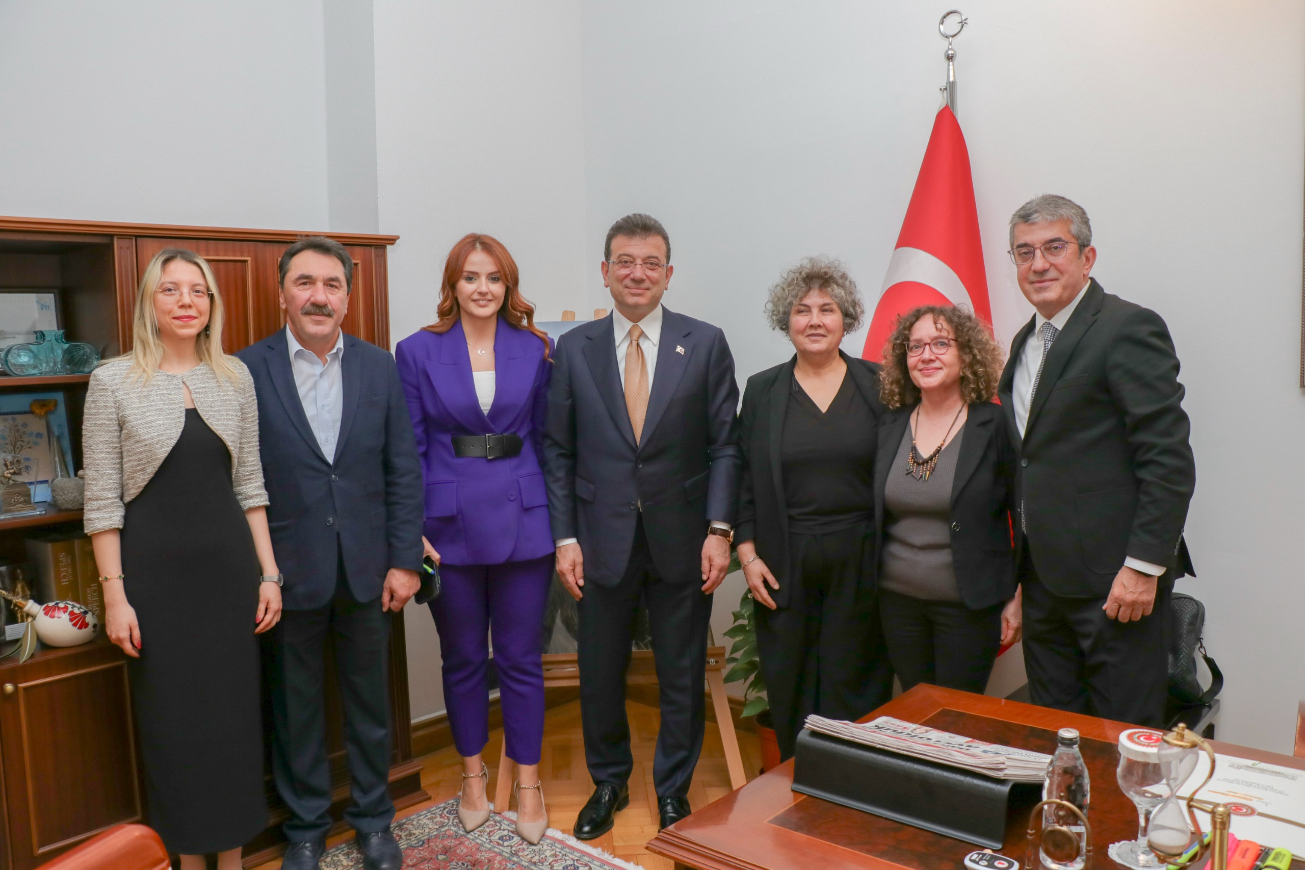 Ekrem İmamoğlu, TBMM'de CHP grup başkanvekilleriyle görüştü: "Kayyım sürecine dair çok tepkili bir pozisyondayız ve bu noktada arayışlarımız var. Bu gündemin ülkenin üzerinden kalkmasını çok arzu ediyoruz"