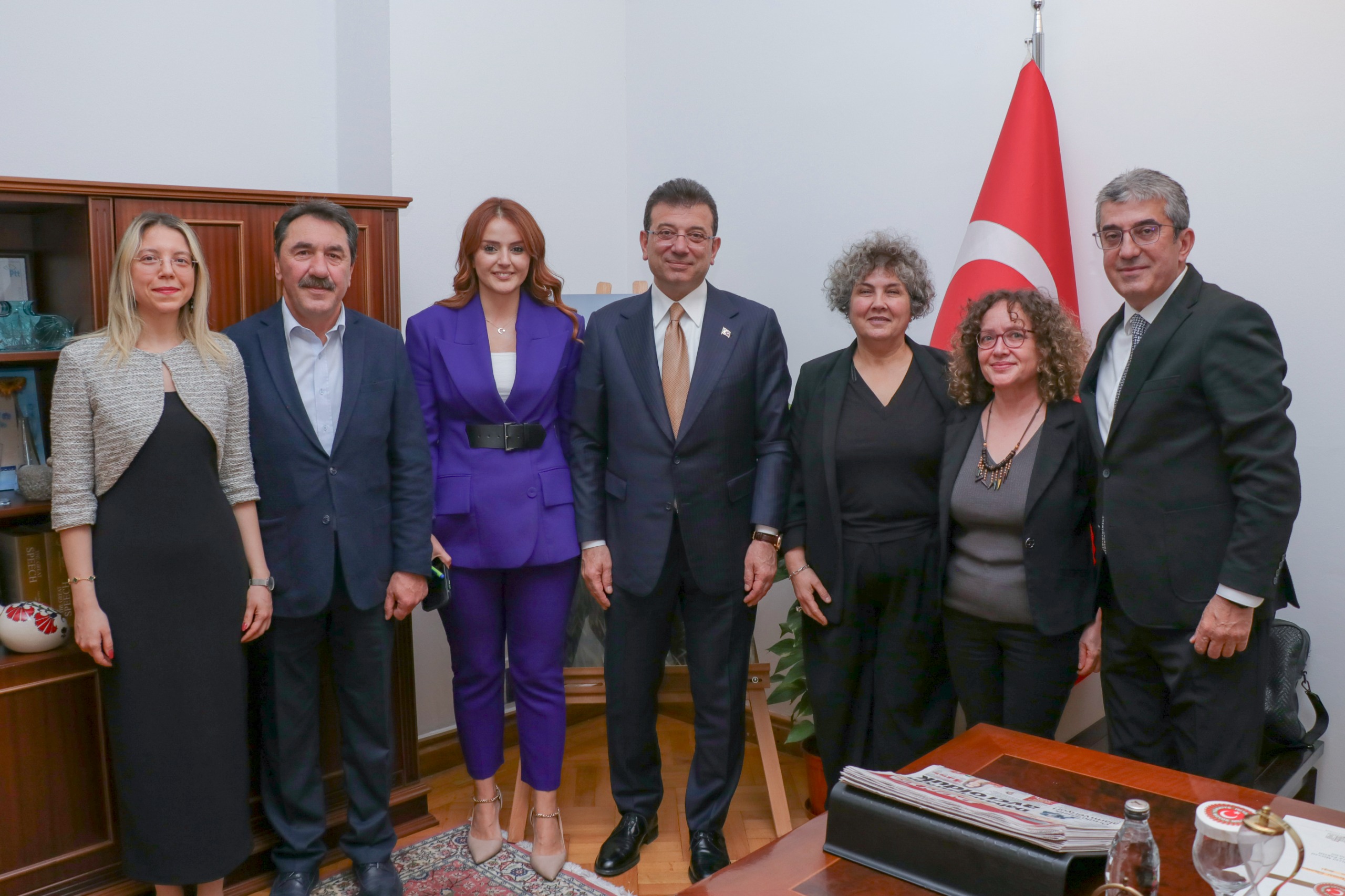 Ekrem İmamoğlu, TBMM'de CHP grup başkanvekilleriyle görüştü: "Kayyım sürecine dair çok tepkili bir pozisyondayız ve bu noktada arayışlarımız var. Bu gündemin ülkenin üzerinden kalkmasını çok arzu ediyoruz"