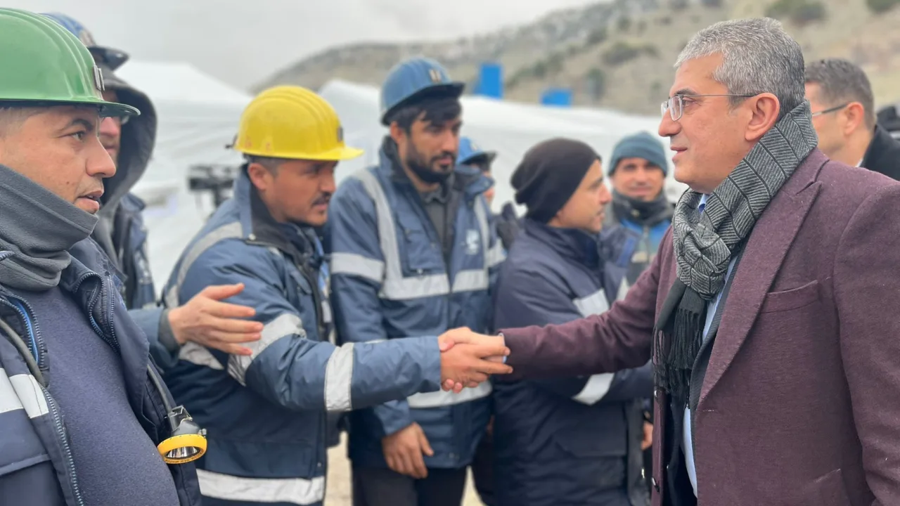 Bakın öylesine bir düzenleme yapmışlar ki teklif verme süresinin son günü 4 Aralık. 4 Aralık’ta biz Madenciler Günü’nü kutlarız. Yani diyorlar ki sizin ölüm fermanınızı 4 Aralık Madenciler Günü'nde imzalayacağız. Bunun adalete, vicdana sığar bir tarafı var mı? Bir burada, çok açık söylüyorum ki, işçi kardeşlerimizin yanındayız.