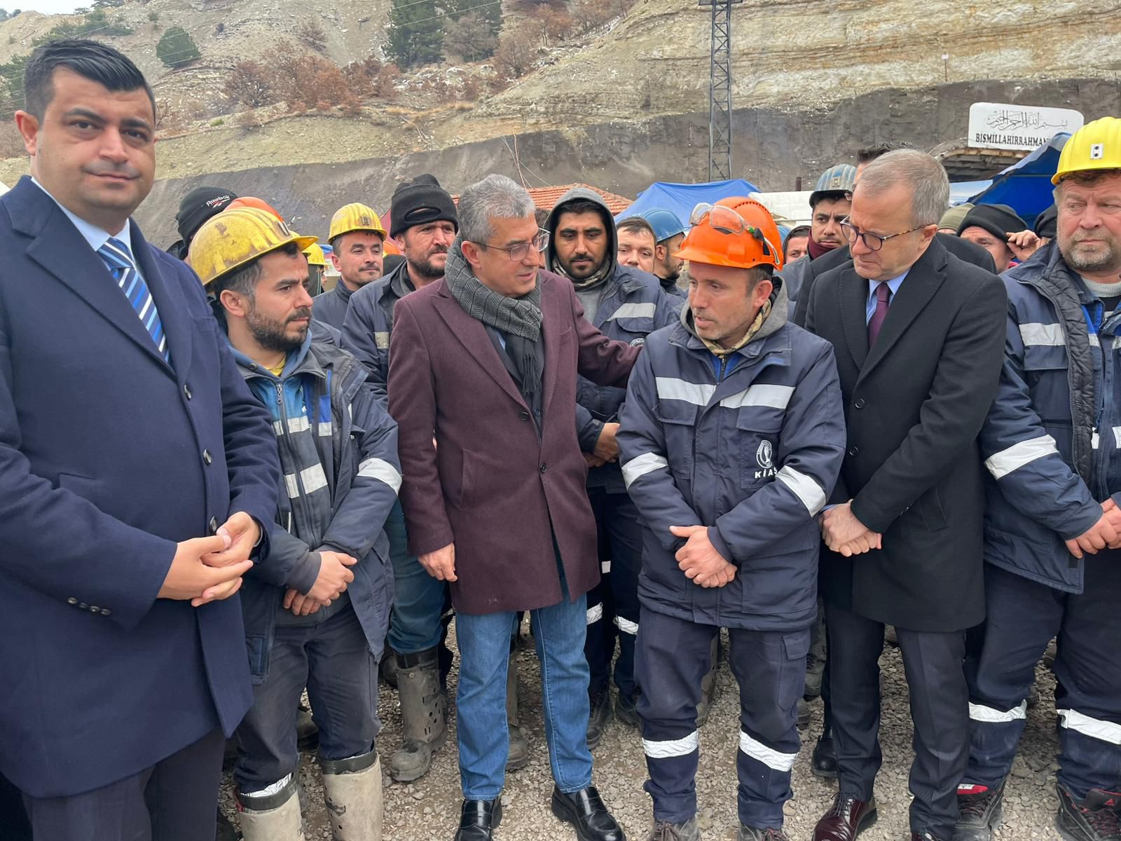 Bakın öylesine bir düzenleme yapmışlar ki teklif verme süresinin son günü 4 Aralık. 4 Aralık’ta biz Madenciler Günü’nü kutlarız. Yani diyorlar ki sizin ölüm fermanınızı 4 Aralık Madenciler Günü'nde imzalayacağız. Bunun adalete, vicdana sığar bir tarafı var mı? Bir burada, çok açık söylüyorum ki, işçi kardeşlerimizin yanındayız.