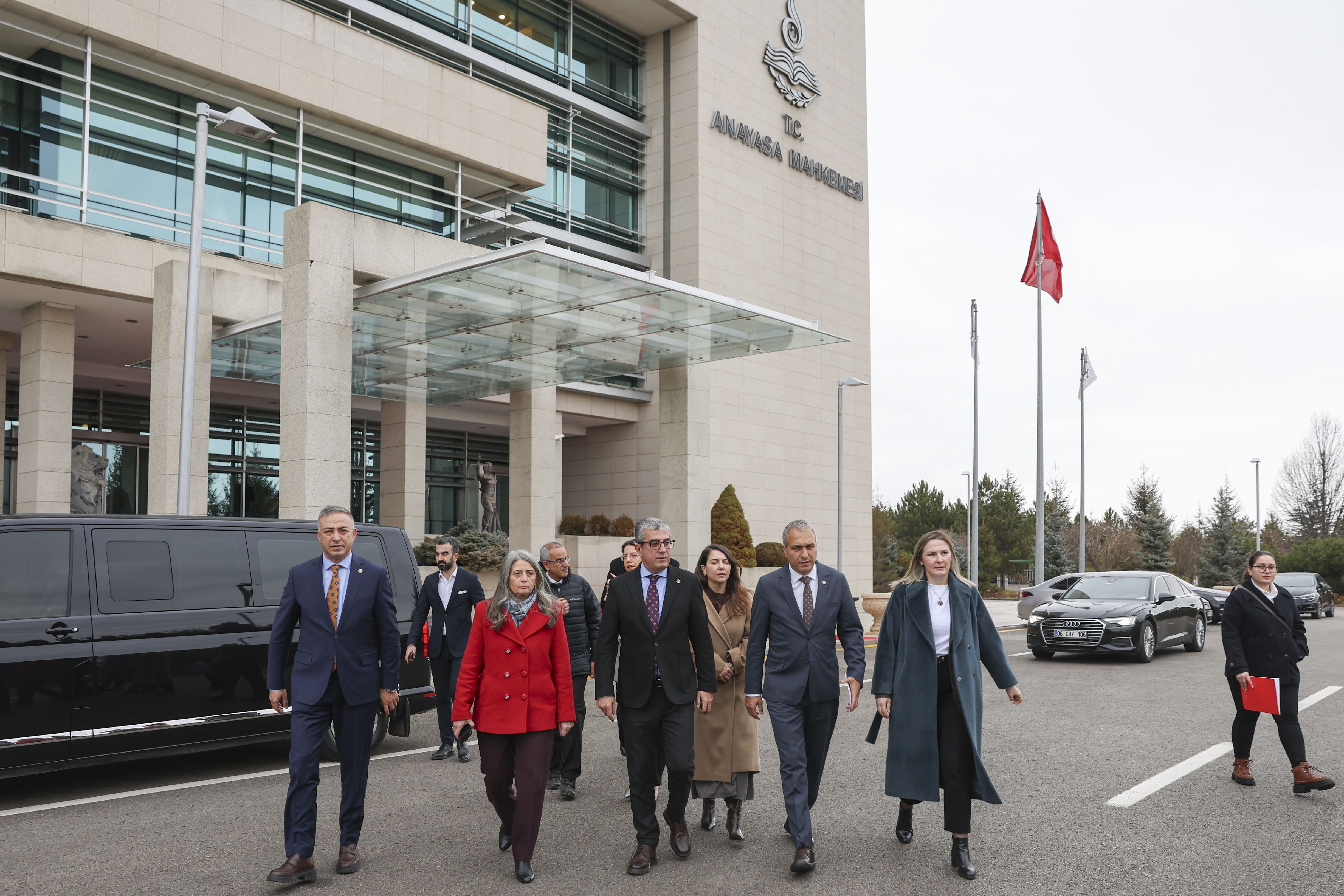 Gökhan Günaydın, Öğretmenlik Meslek Kanunu hakkında yürürlüğü durdurma ve iptali istemiyle yaptığı başvurunun ardından AYM önünde açıklamalarda bulundu.