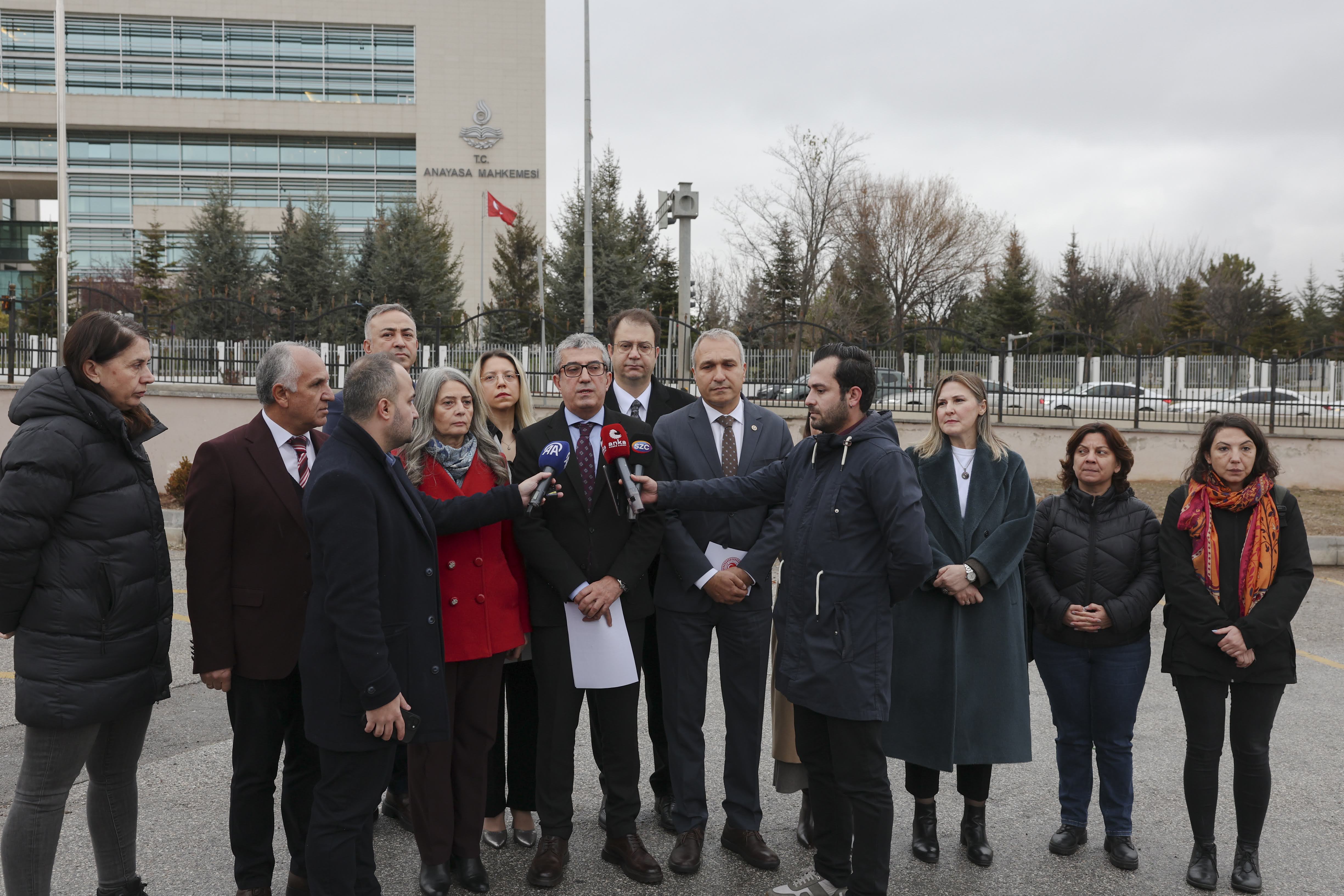 Gökhan Günaydın, Öğretmenlik Meslek Kanunu hakkında yürürlüğü durdurma ve iptali istemiyle yaptığı başvurunun ardından AYM önünde açıklamalarda bulundu.