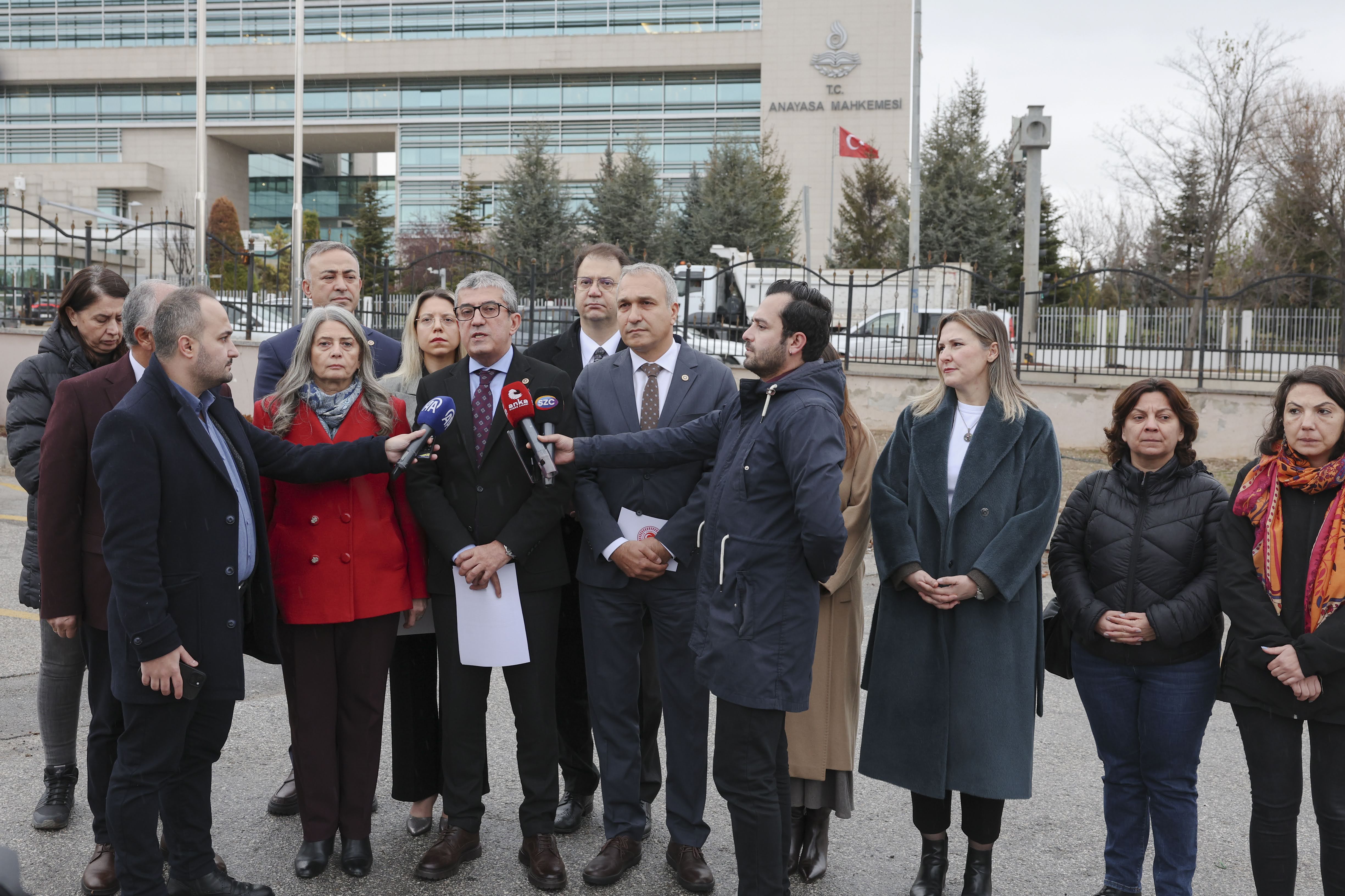 Gökhan Günaydın, Öğretmenlik Meslek Kanunu hakkında yürürlüğü durdurma ve iptali istemiyle yaptığı başvurunun ardından AYM önünde açıklamalarda bulundu.