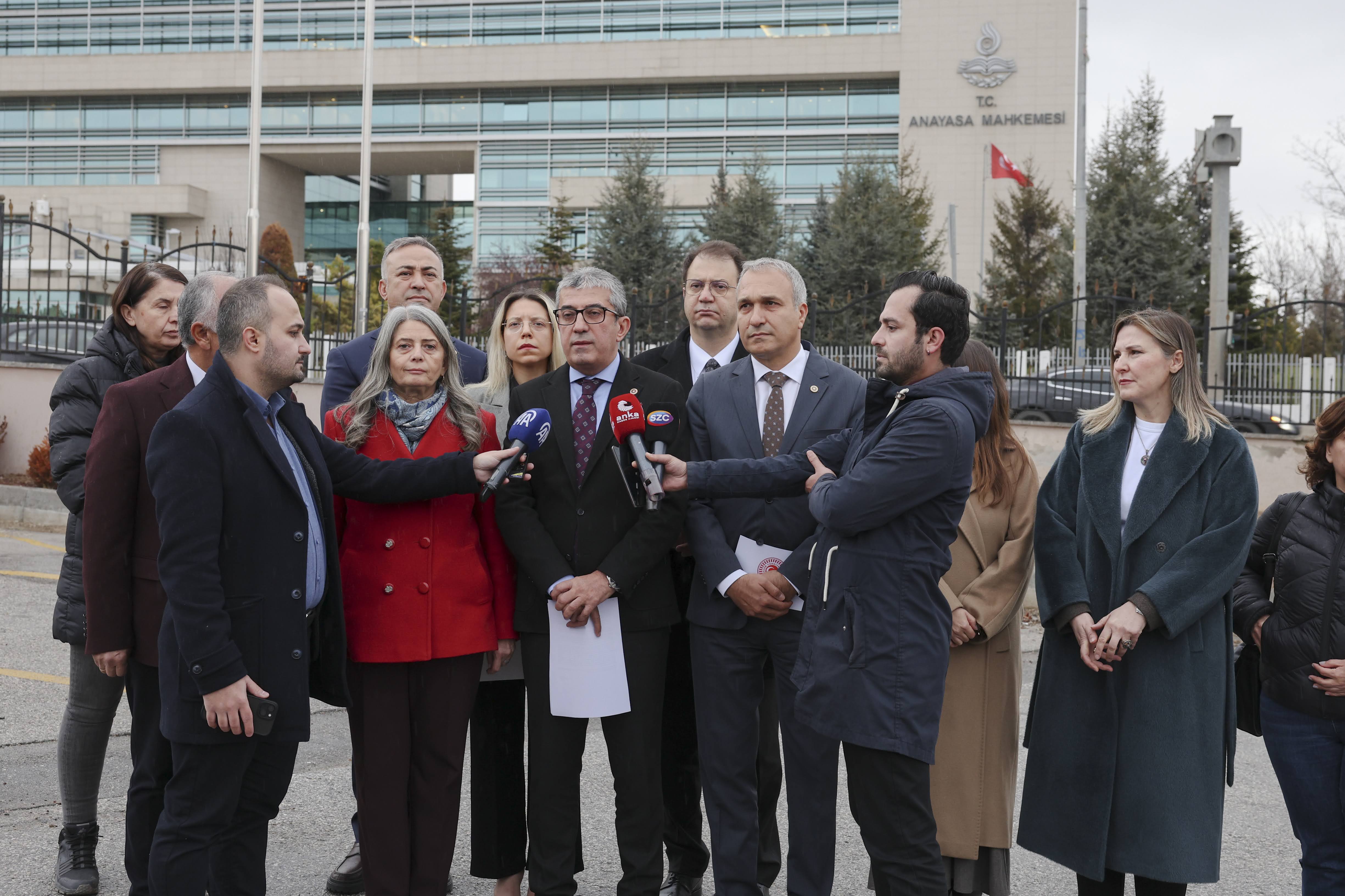 Gökhan Günaydın, Öğretmenlik Meslek Kanunu hakkında yürürlüğü durdurma ve iptali istemiyle yaptığı başvurunun ardından AYM önünde açıklamalarda bulundu.