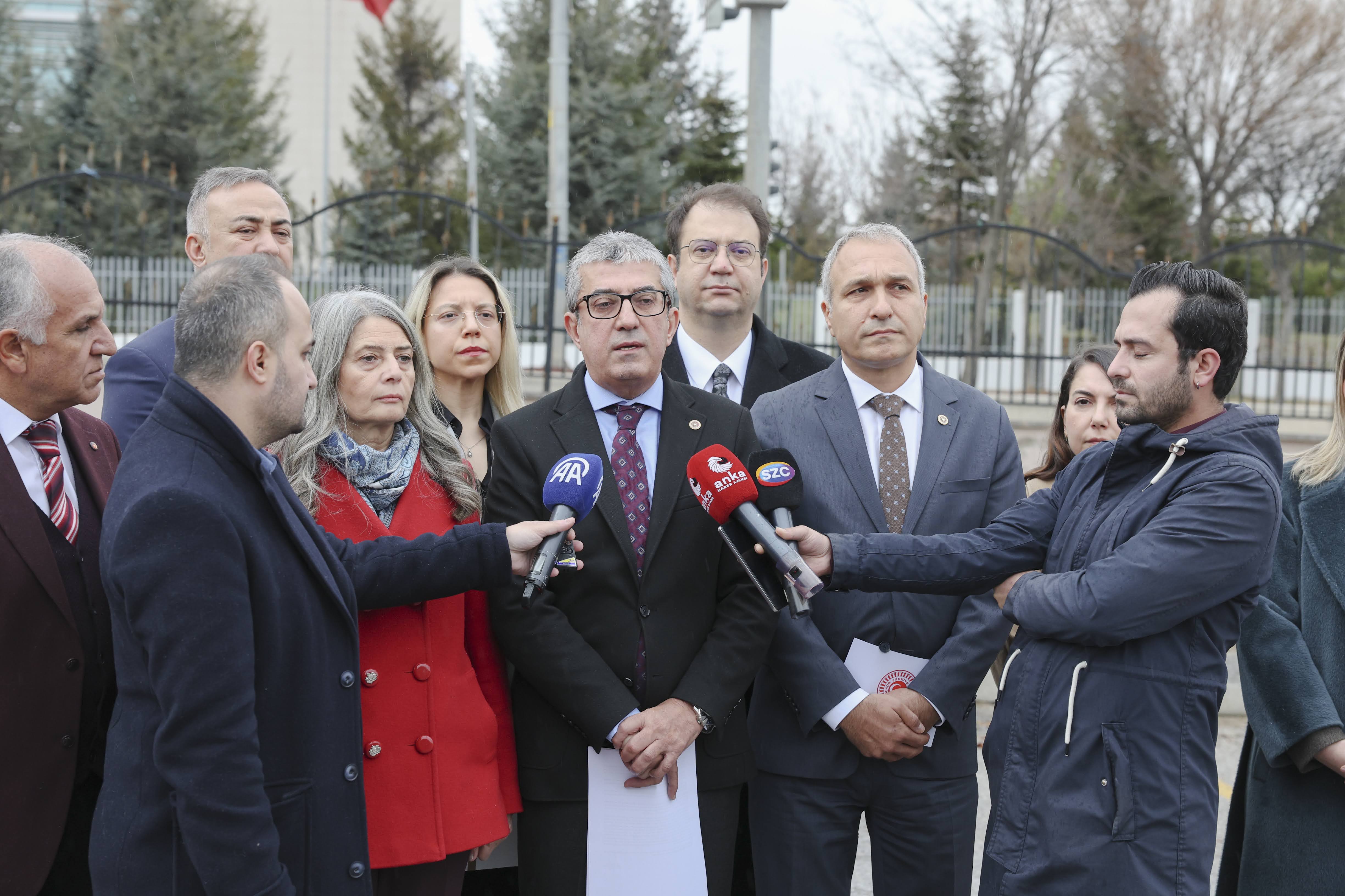 Gökhan Günaydın, Öğretmenlik Meslek Kanunu hakkında yürürlüğü durdurma ve iptali istemiyle yaptığı başvurunun ardından AYM önünde açıklamalarda bulundu.