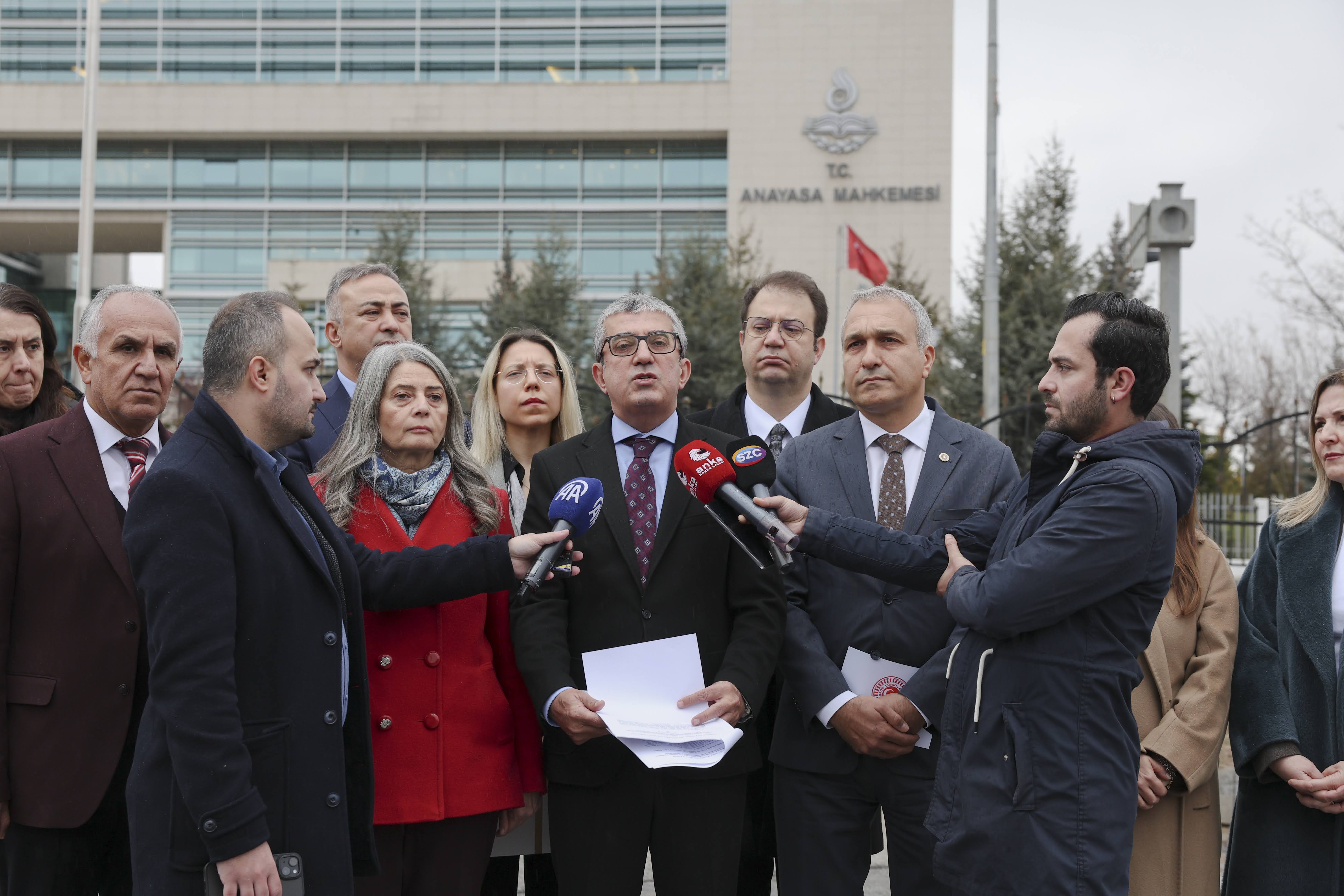 Gökhan Günaydın, Öğretmenlik Meslek Kanunu hakkında yürürlüğü durdurma ve iptali istemiyle yaptığı başvurunun ardından AYM önünde açıklamalarda bulundu.