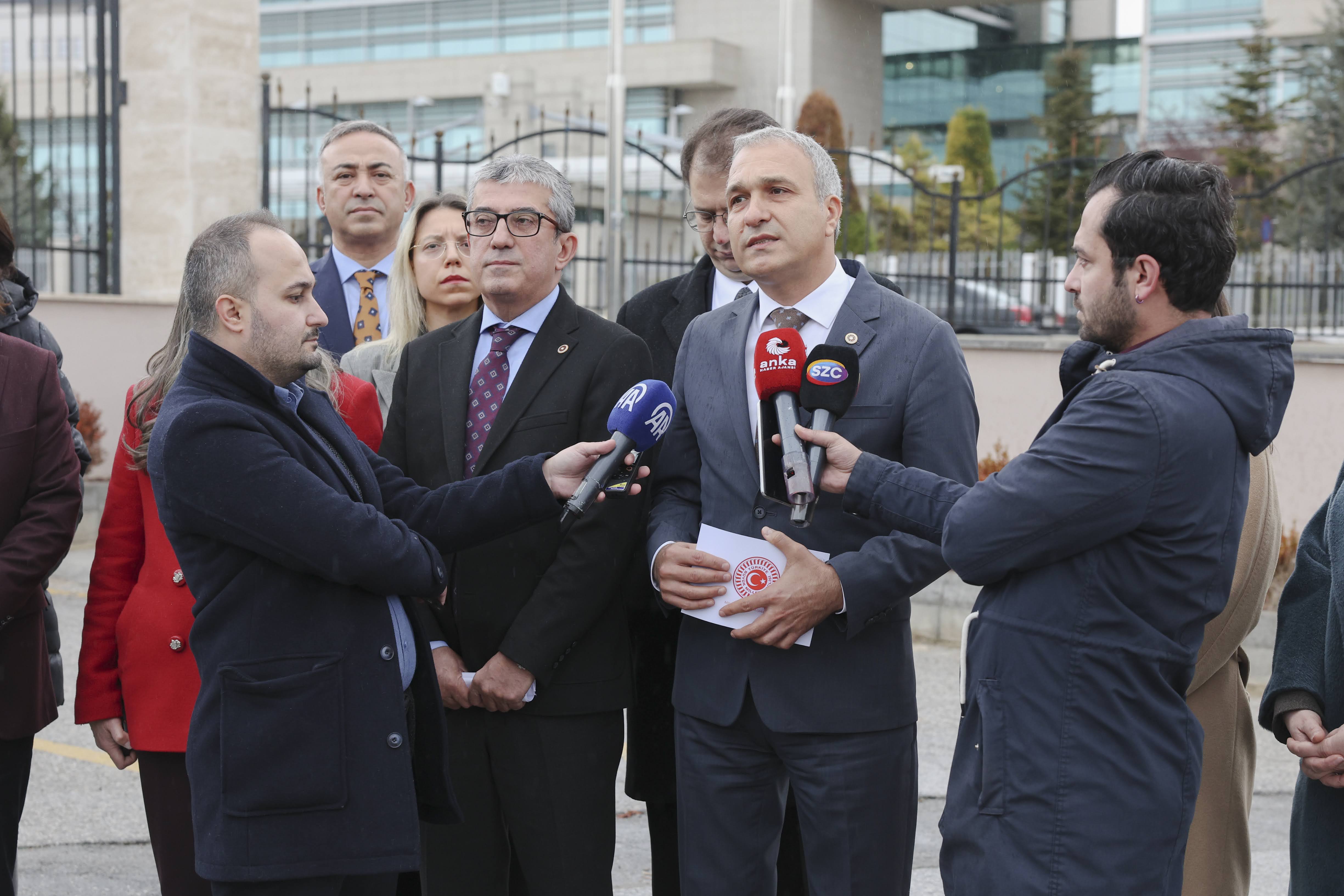 Gökhan Günaydın, Öğretmenlik Meslek Kanunu hakkında yürürlüğü durdurma ve iptali istemiyle yaptığı başvurunun ardından AYM önünde açıklamalarda bulundu.