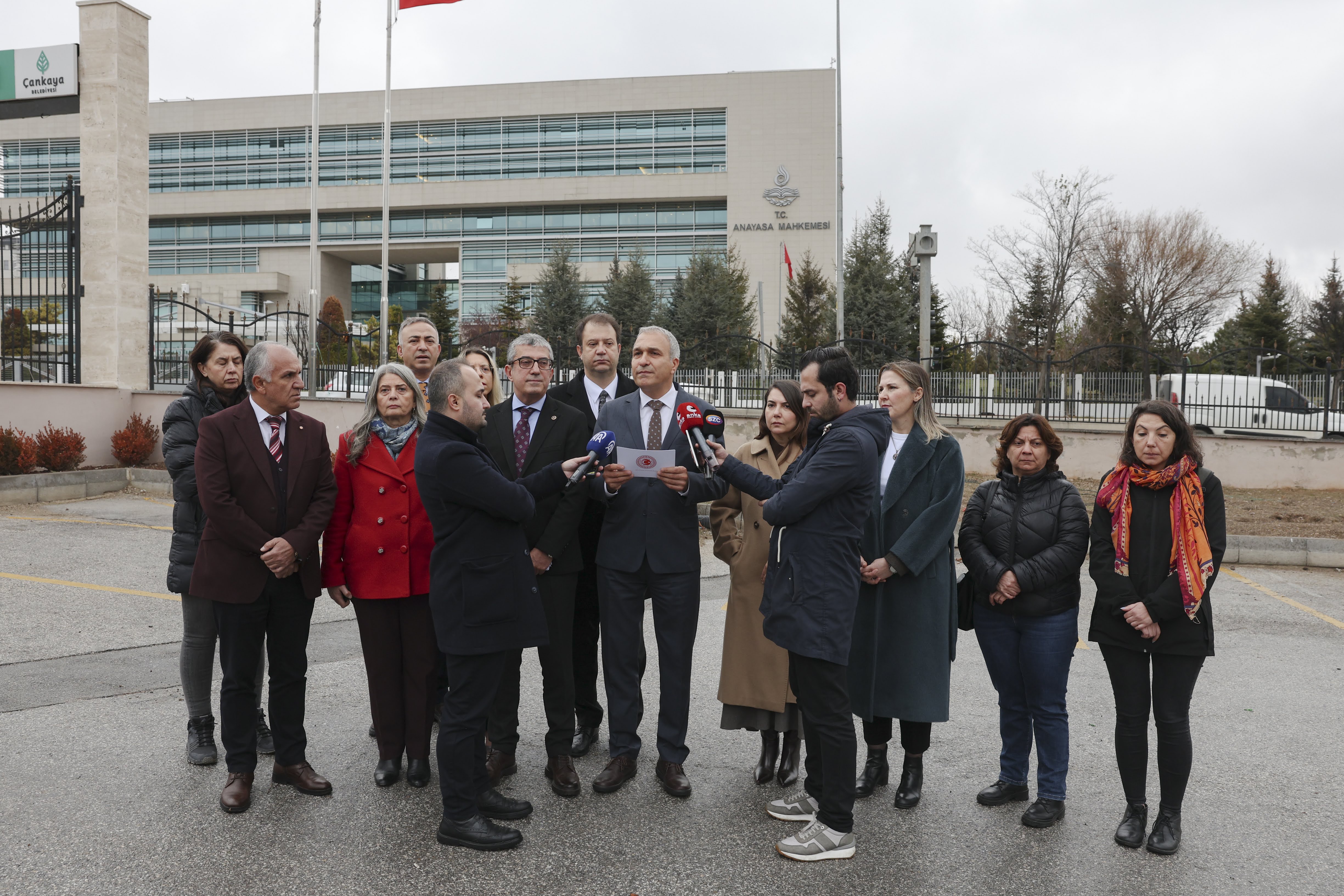 Gökhan Günaydın, Öğretmenlik Meslek Kanunu hakkında yürürlüğü durdurma ve iptali istemiyle yaptığı başvurunun ardından AYM önünde açıklamalarda bulundu.