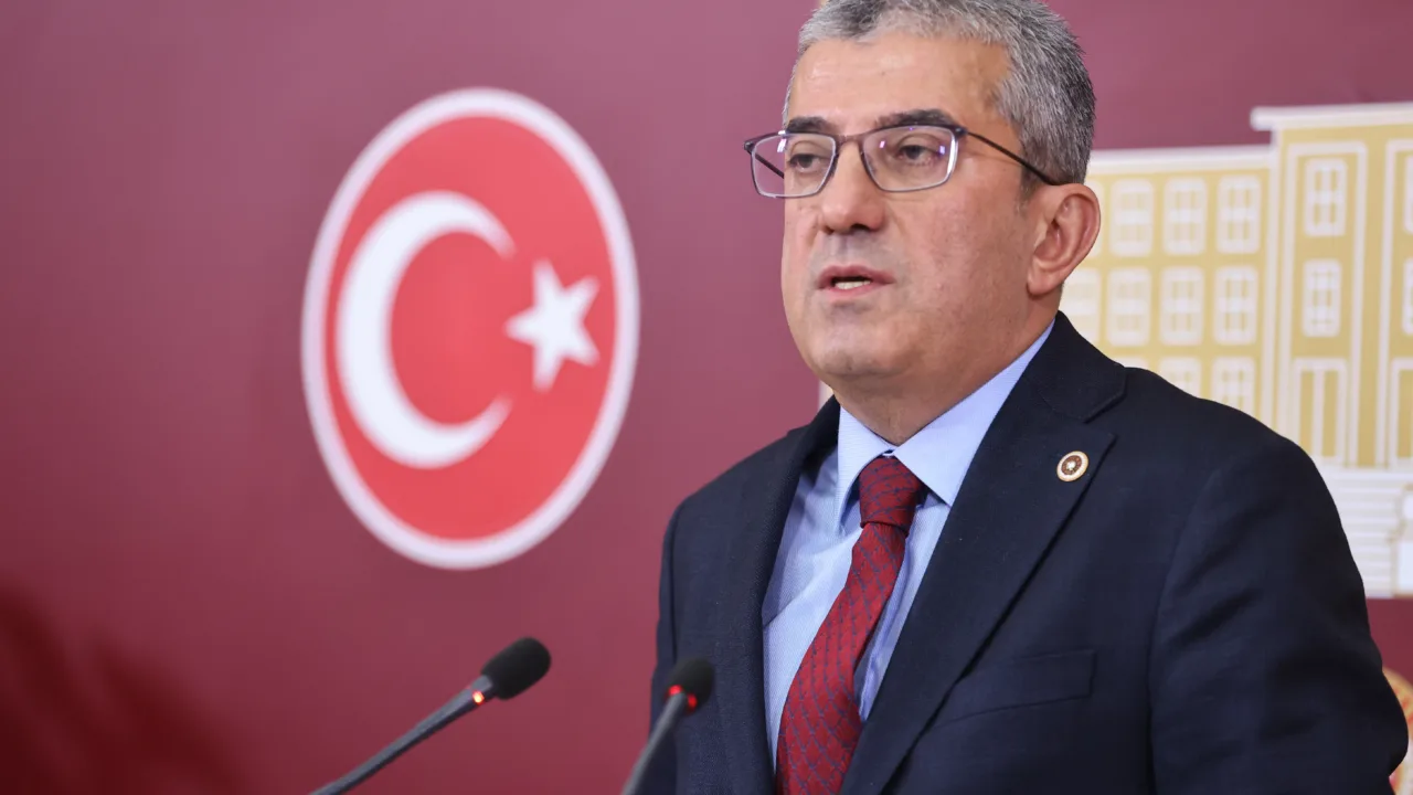 Atatürk Havalimanı saldırısını 4 kişinin tasarladığına inanmamız mümkün değil. İstanbul’u kana bulamak, 45 insanı hayattan koparmak bu kadar ucuz olmamalı!