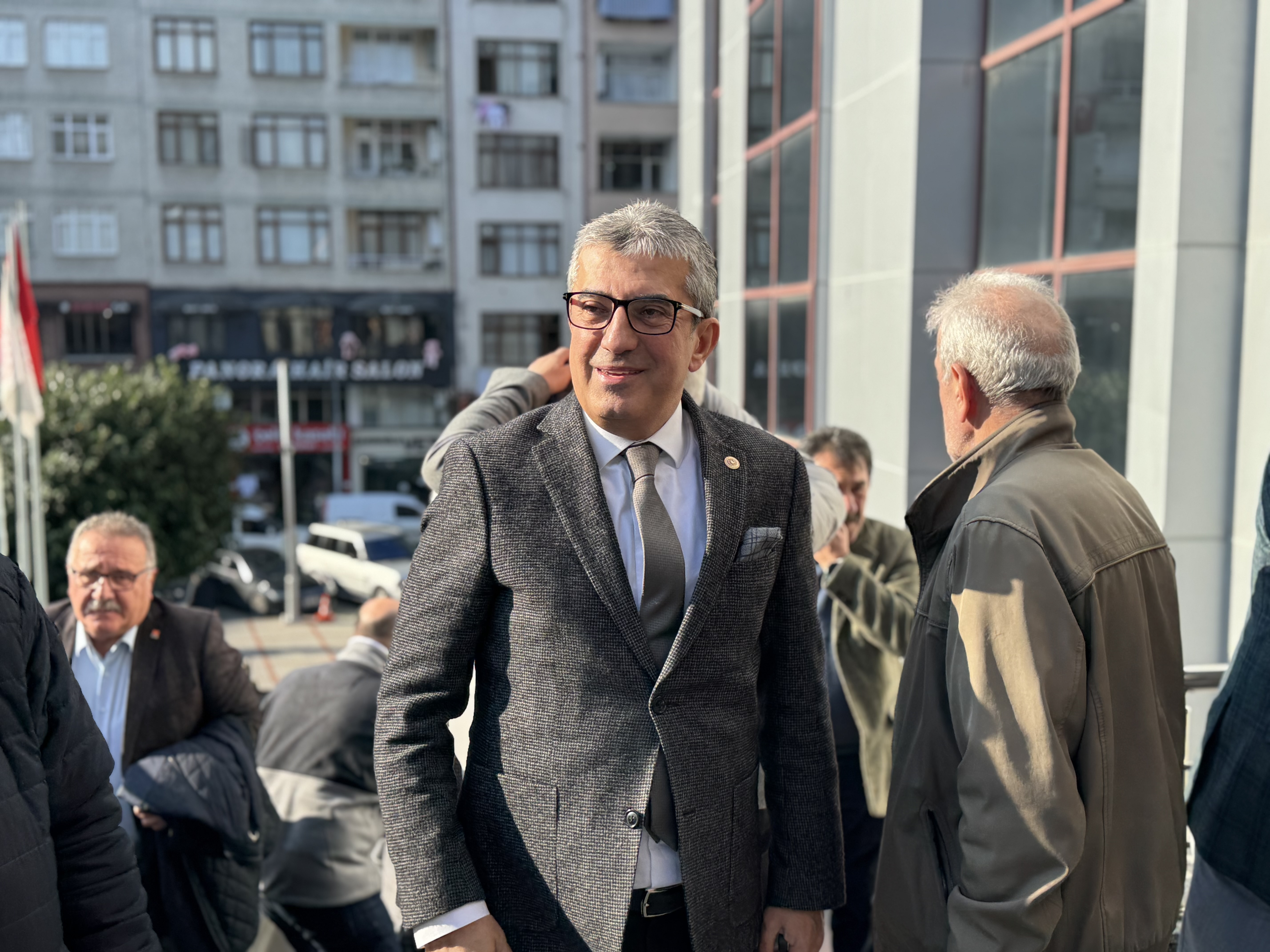 Cumhuriyet Halk Partisi Grup Başkanvekili Gökhan Günaydın Rize valisi İhsan Selim Boydaş'ın AKP'li milletvekilleri ve il yöneticilerine 'şoförlük' yaptığını belirtti.