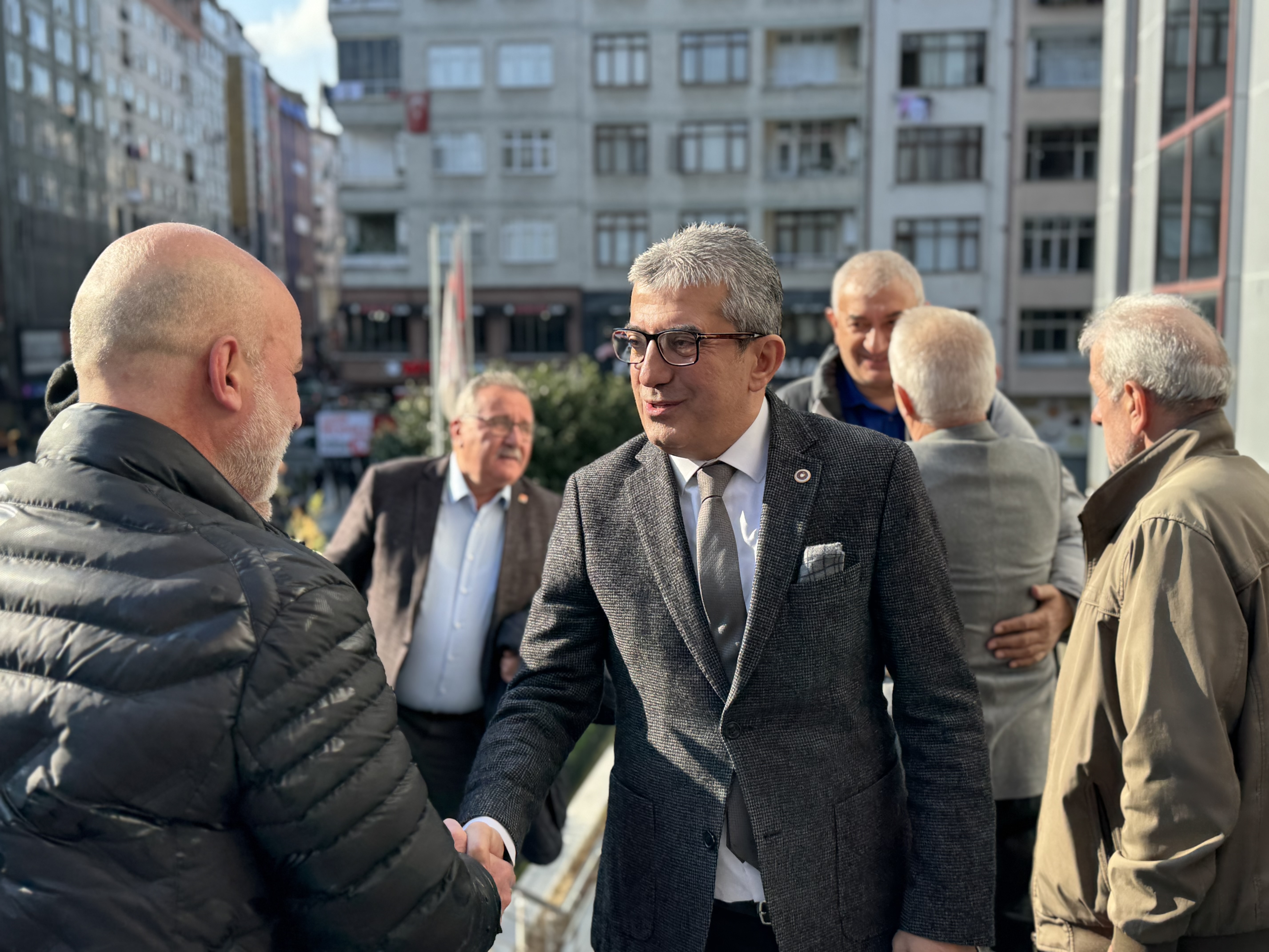 Cumhuriyet Halk Partisi Grup Başkanvekili Gökhan Günaydın Rize valisi İhsan Selim Boydaş'ın AKP'li milletvekilleri ve il yöneticilerine 'şoförlük' yaptığını belirtti.