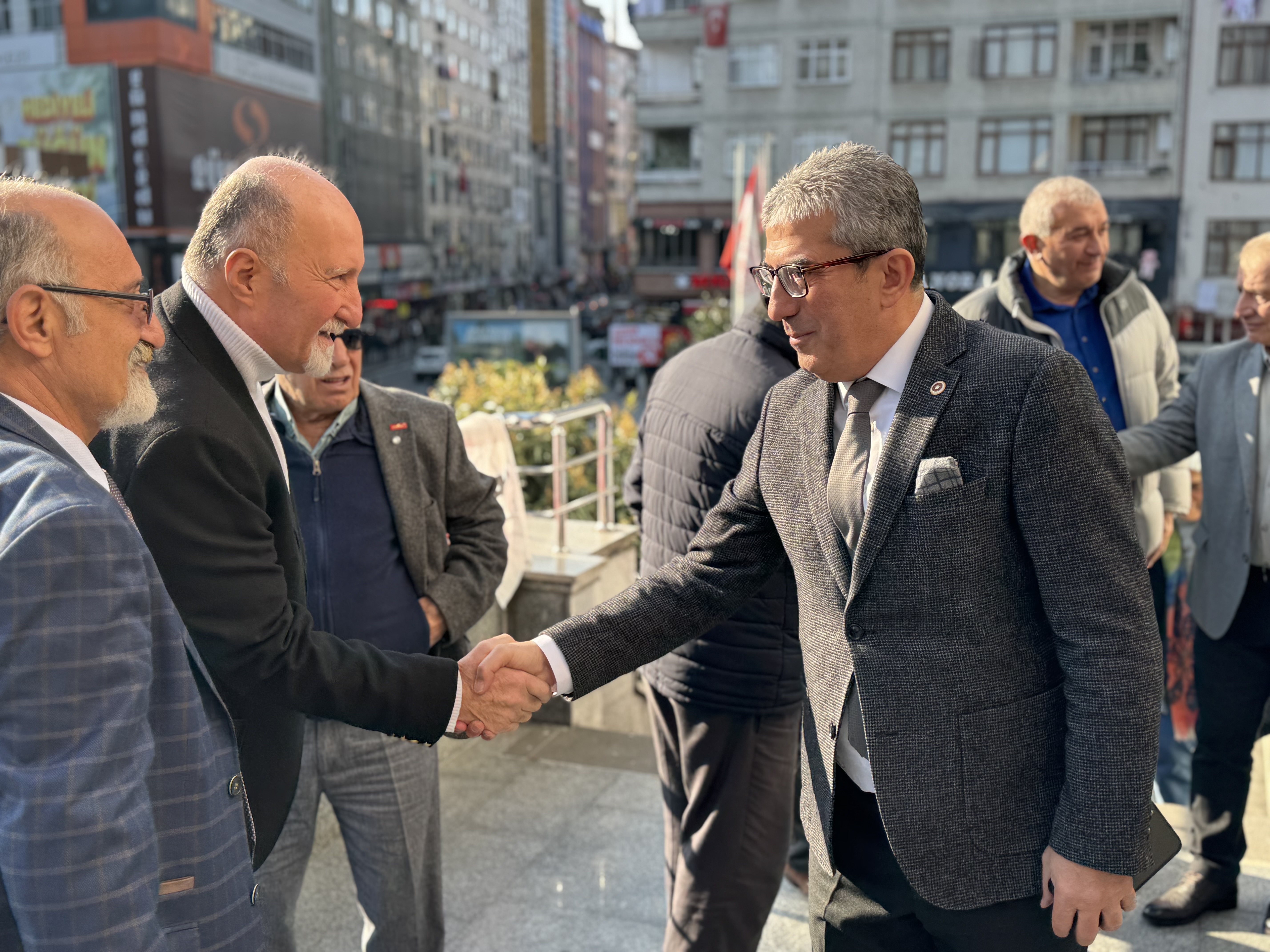 Cumhuriyet Halk Partisi Grup Başkanvekili Gökhan Günaydın Rize valisi İhsan Selim Boydaş'ın AKP'li milletvekilleri ve il yöneticilerine 'şoförlük' yaptığını belirtti.