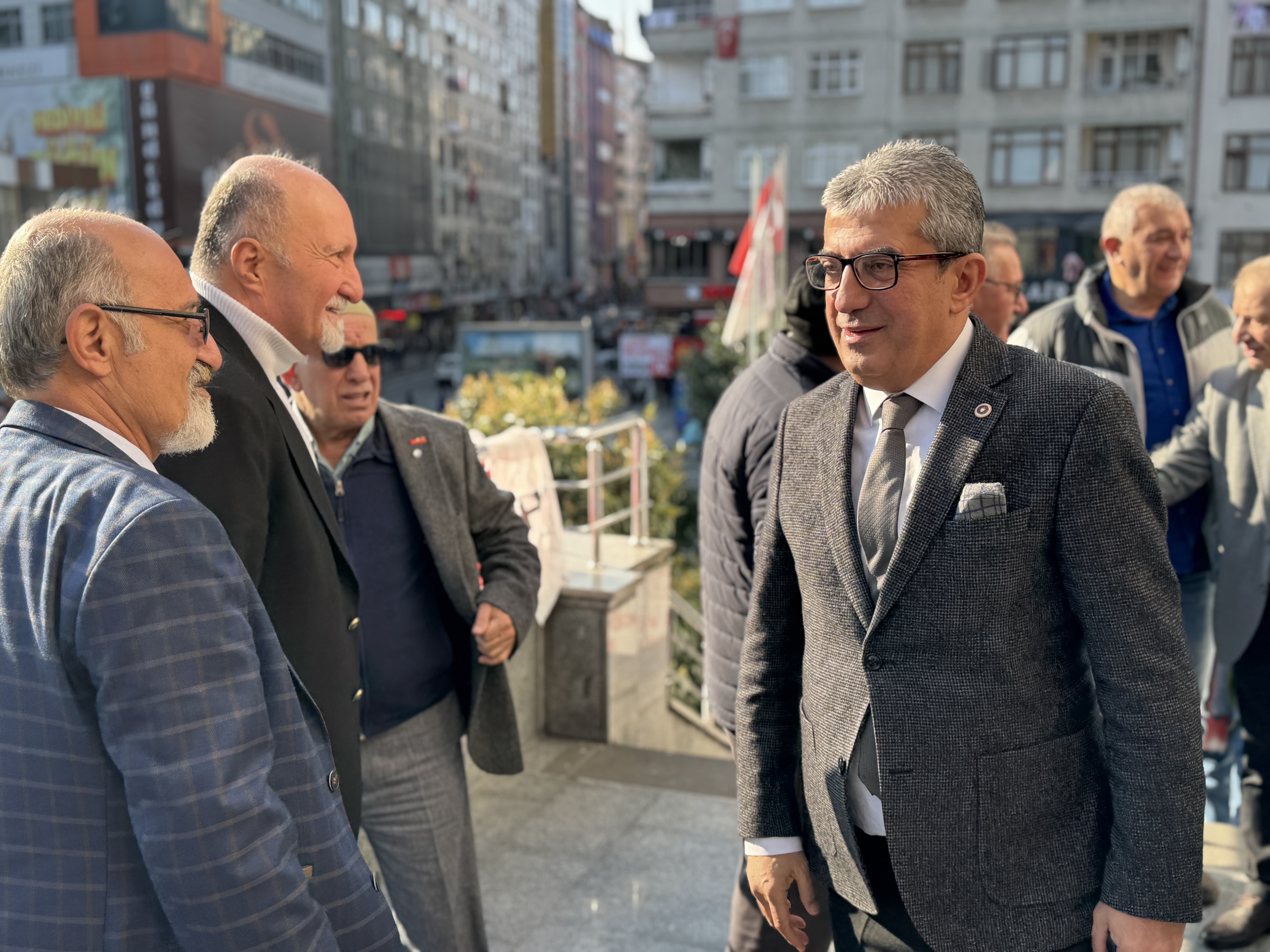 Cumhuriyet Halk Partisi Grup Başkanvekili Gökhan Günaydın Rize valisi İhsan Selim Boydaş'ın AKP'li milletvekilleri ve il yöneticilerine 'şoförlük' yaptığını belirtti.