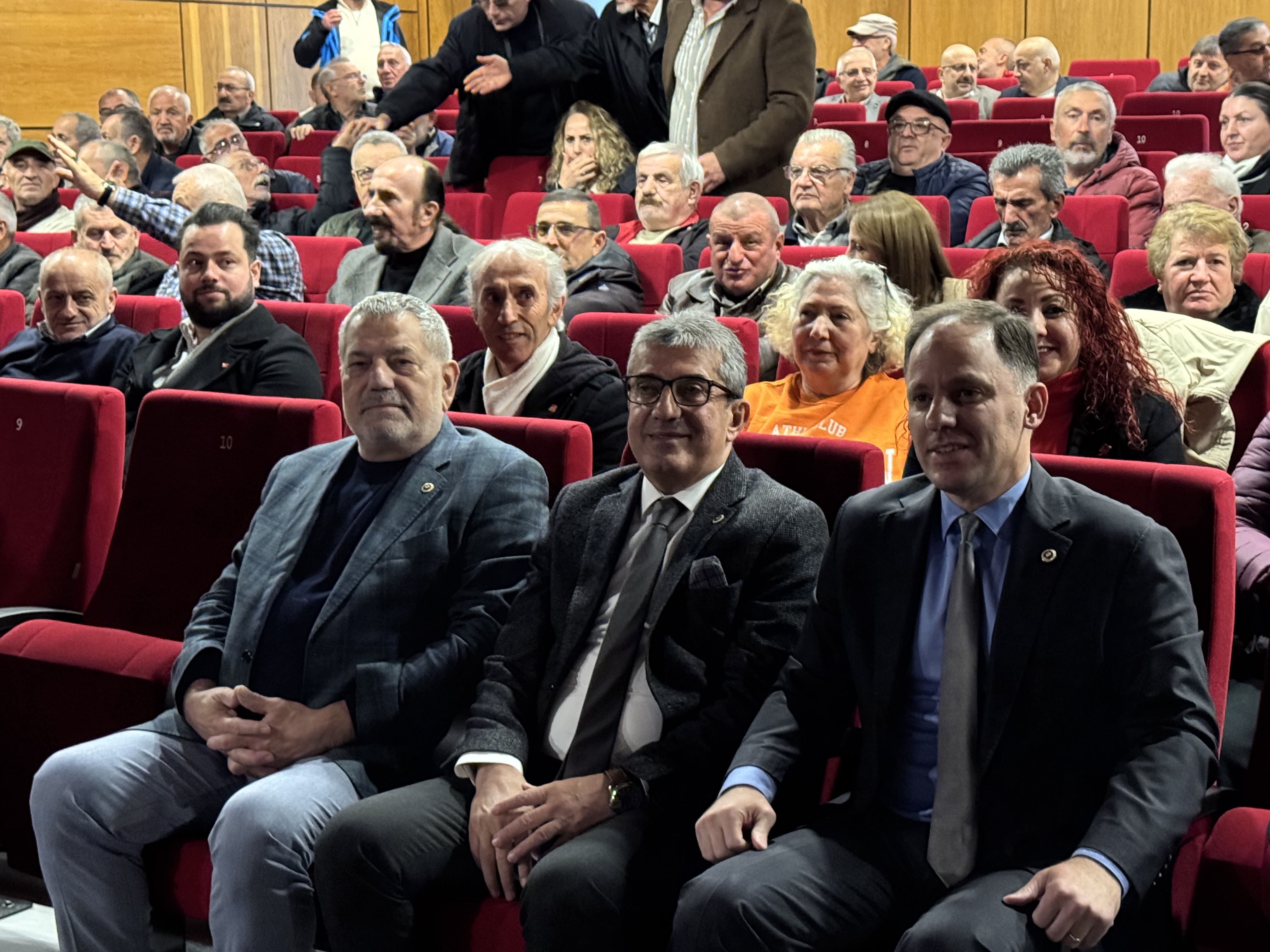 Cumhuriyet Halk Partisi Grup Başkanvekili Gökhan Günaydın Rize valisi İhsan Selim Boydaş'ın AKP'li milletvekilleri ve il yöneticilerine 'şoförlük' yaptığını belirtti.