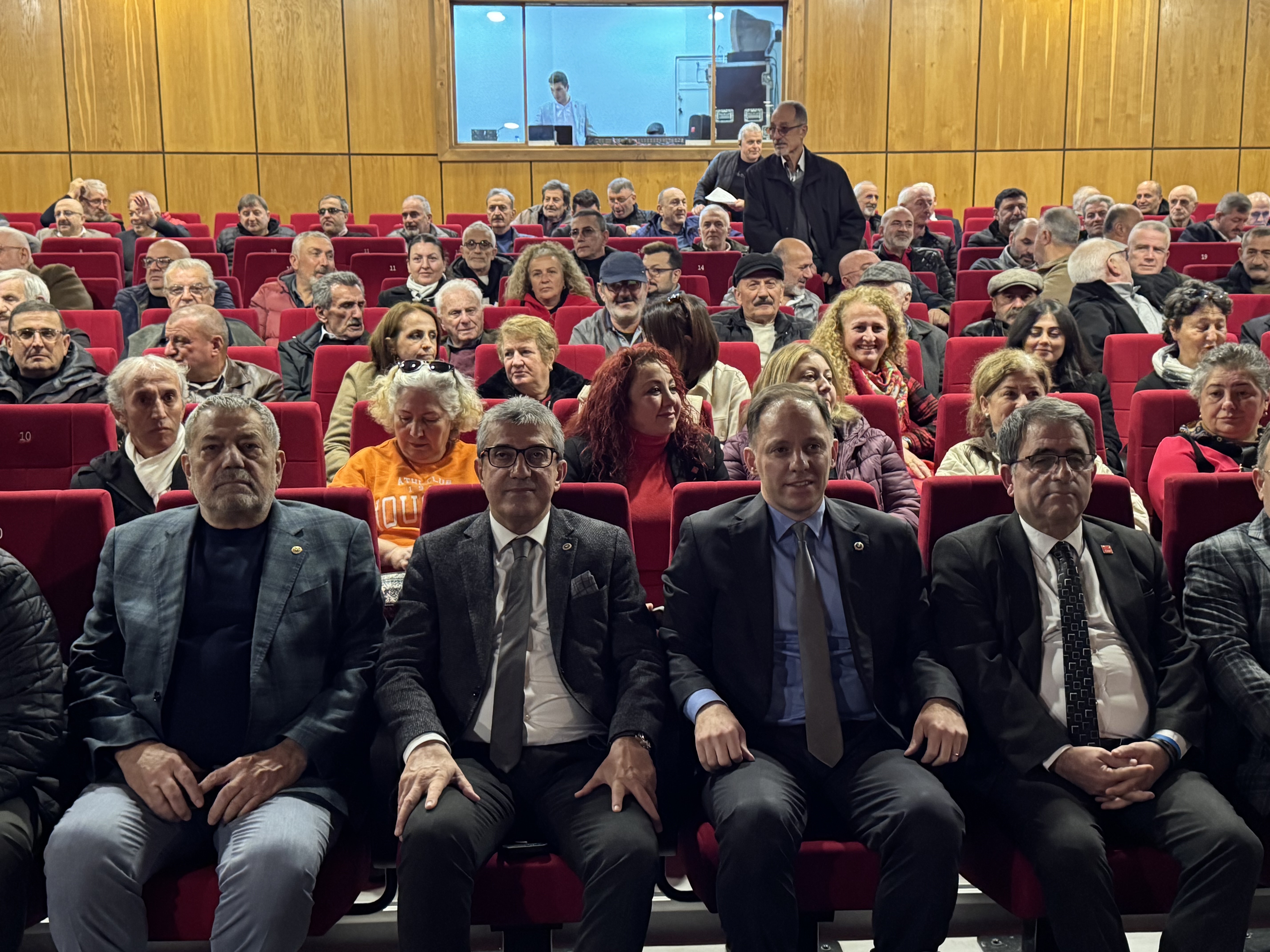 Cumhuriyet Halk Partisi Grup Başkanvekili Gökhan Günaydın Rize valisi İhsan Selim Boydaş'ın AKP'li milletvekilleri ve il yöneticilerine 'şoförlük' yaptığını belirtti.