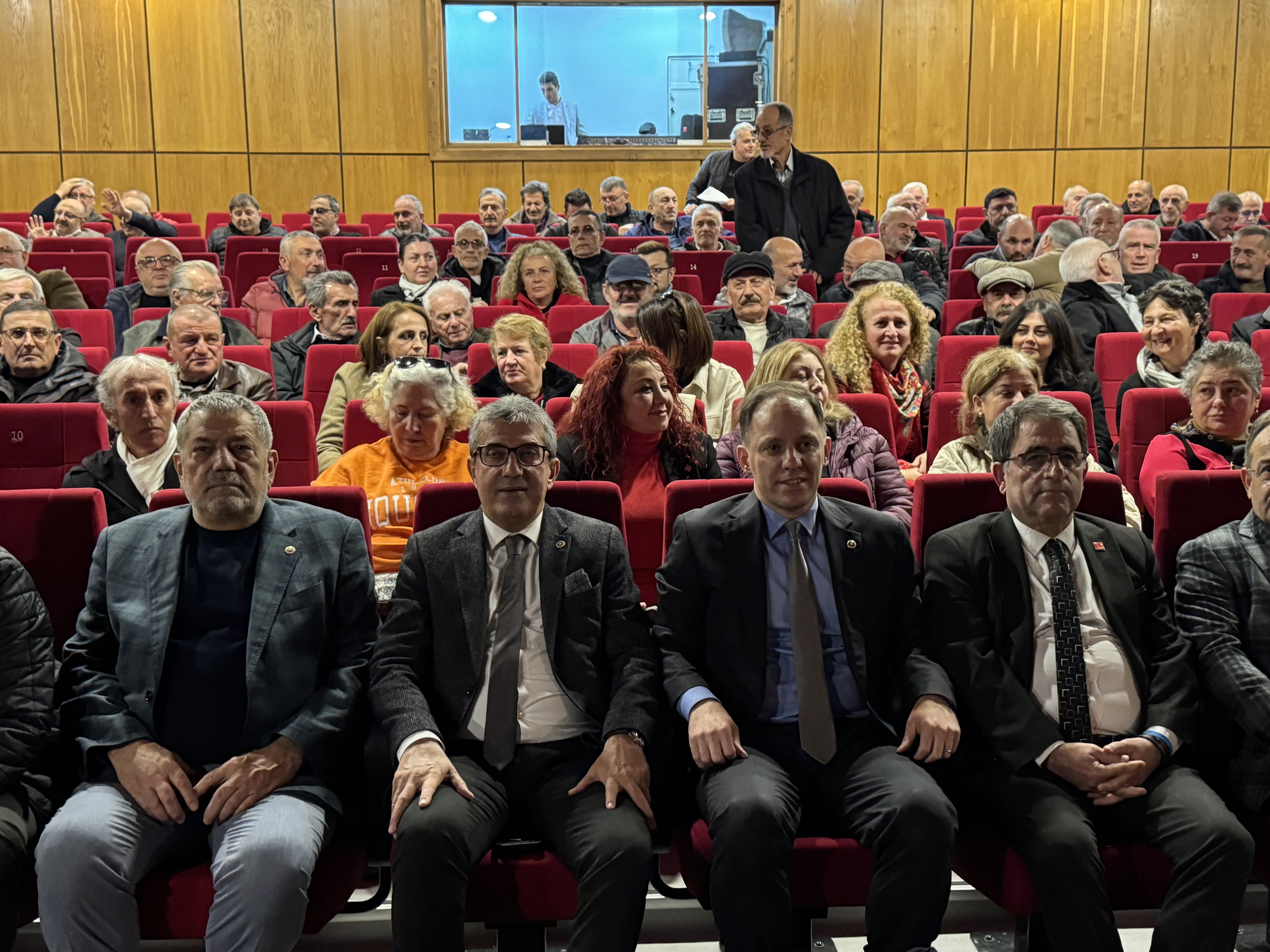 Cumhuriyet Halk Partisi Grup Başkanvekili Gökhan Günaydın Rize valisi İhsan Selim Boydaş'ın AKP'li milletvekilleri ve il yöneticilerine 'şoförlük' yaptığını belirtti.