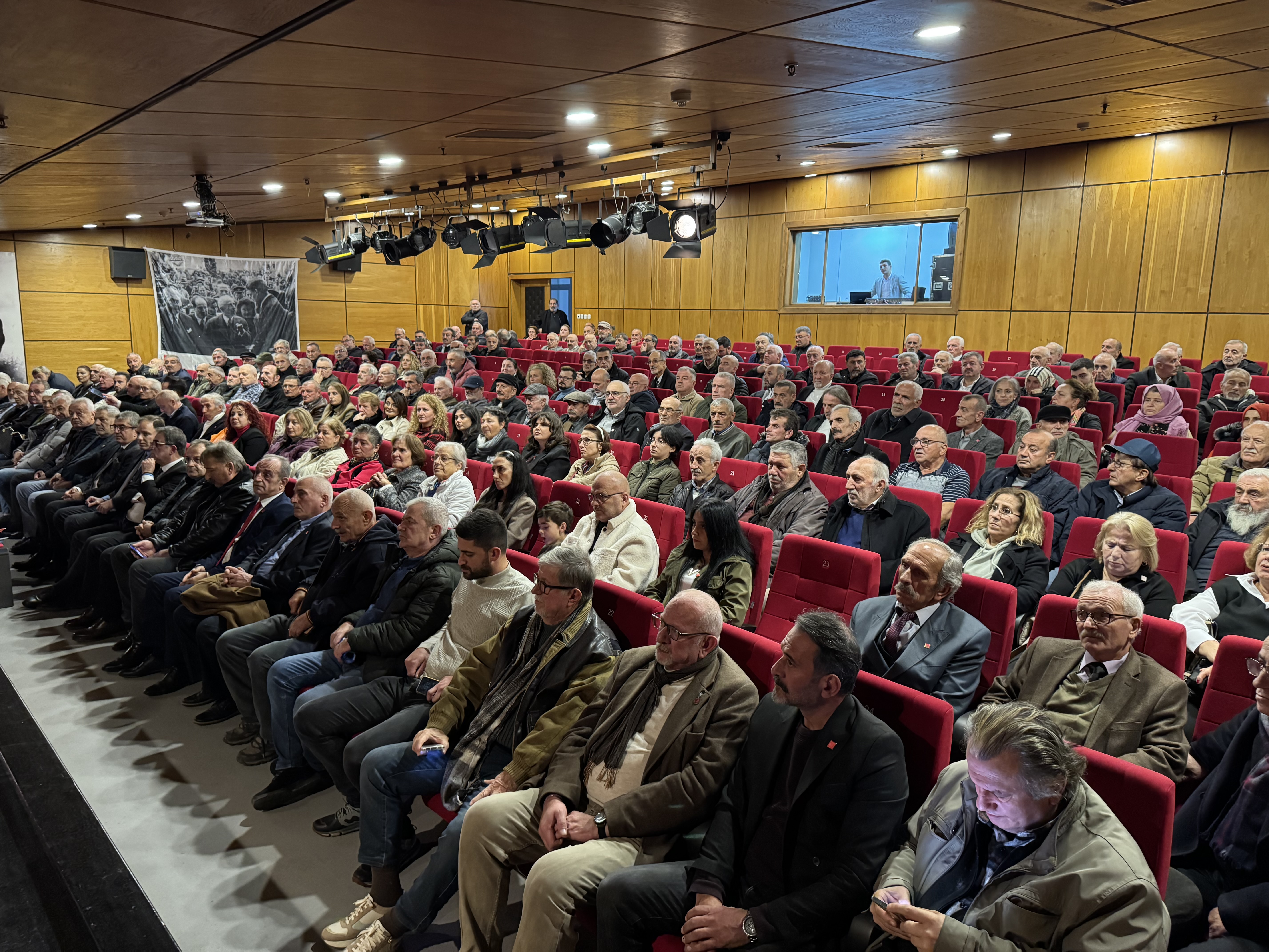Cumhuriyet Halk Partisi Grup Başkanvekili Gökhan Günaydın Rize valisi İhsan Selim Boydaş'ın AKP'li milletvekilleri ve il yöneticilerine 'şoförlük' yaptığını belirtti.