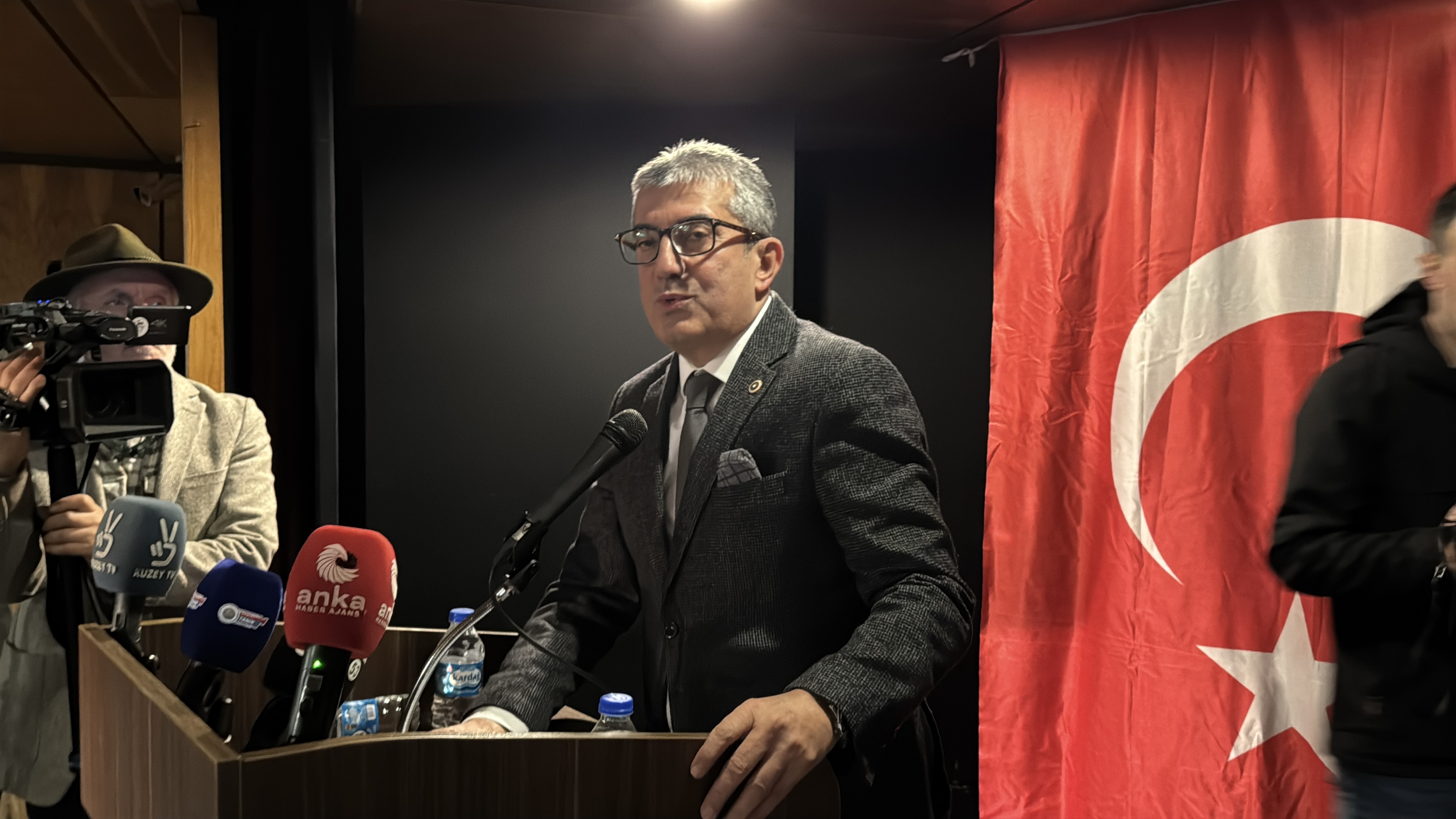 Cumhuriyet Halk Partisi Grup Başkanvekili Gökhan Günaydın Rize valisi İhsan Selim Boydaş'ın AKP'li milletvekilleri ve il yöneticilerine 'şoförlük' yaptığını belirtti.