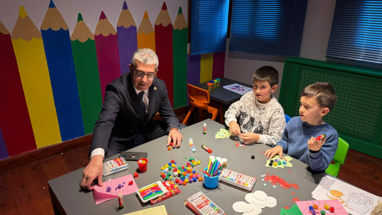 İzmit Belediyesi tarafından kurulan İzmit Oyuncak Müzesi, CHP Grup Başkan Vekili Gökhan Günaydın’ın katılımıyla Kapanca Sokak’ta açıldı.