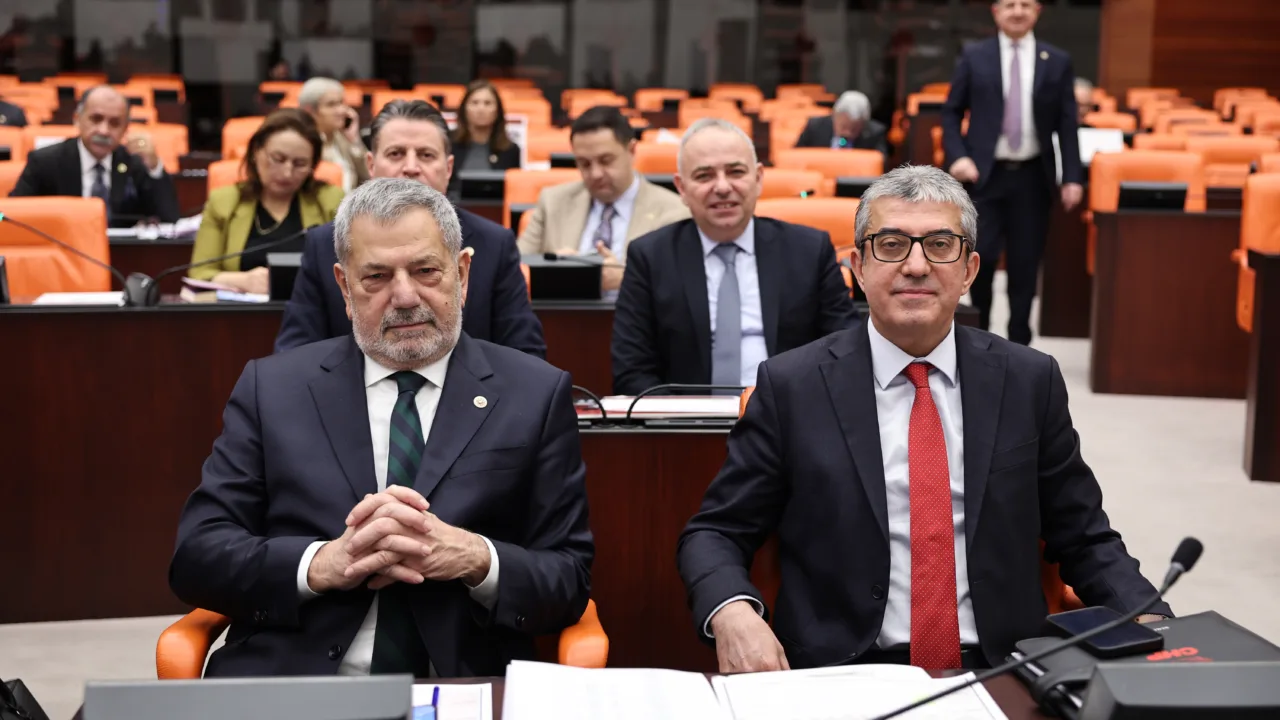 Eğitim bütçesi ile faize verdiğiniz para aşağı yukarı aynı, üstelik de bunu burada övünme vesilesi yapabiliyorsunuz. İnsan ancak pes der!