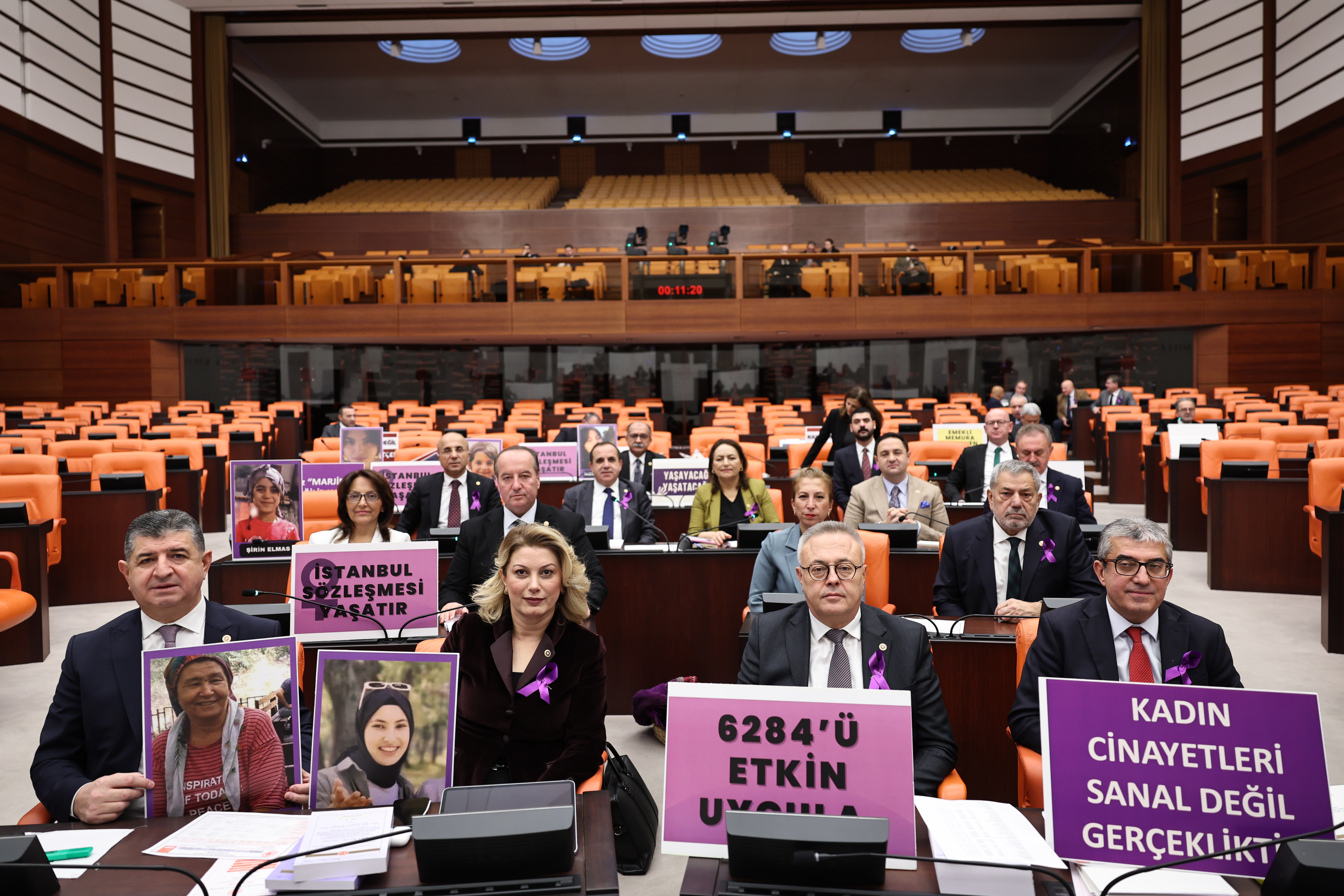 Eğitim bütçesi ile faize verdiğiniz para aşağı yukarı aynı, üstelik de bunu burada övünme vesilesi yapabiliyorsunuz. İnsan ancak pes der!