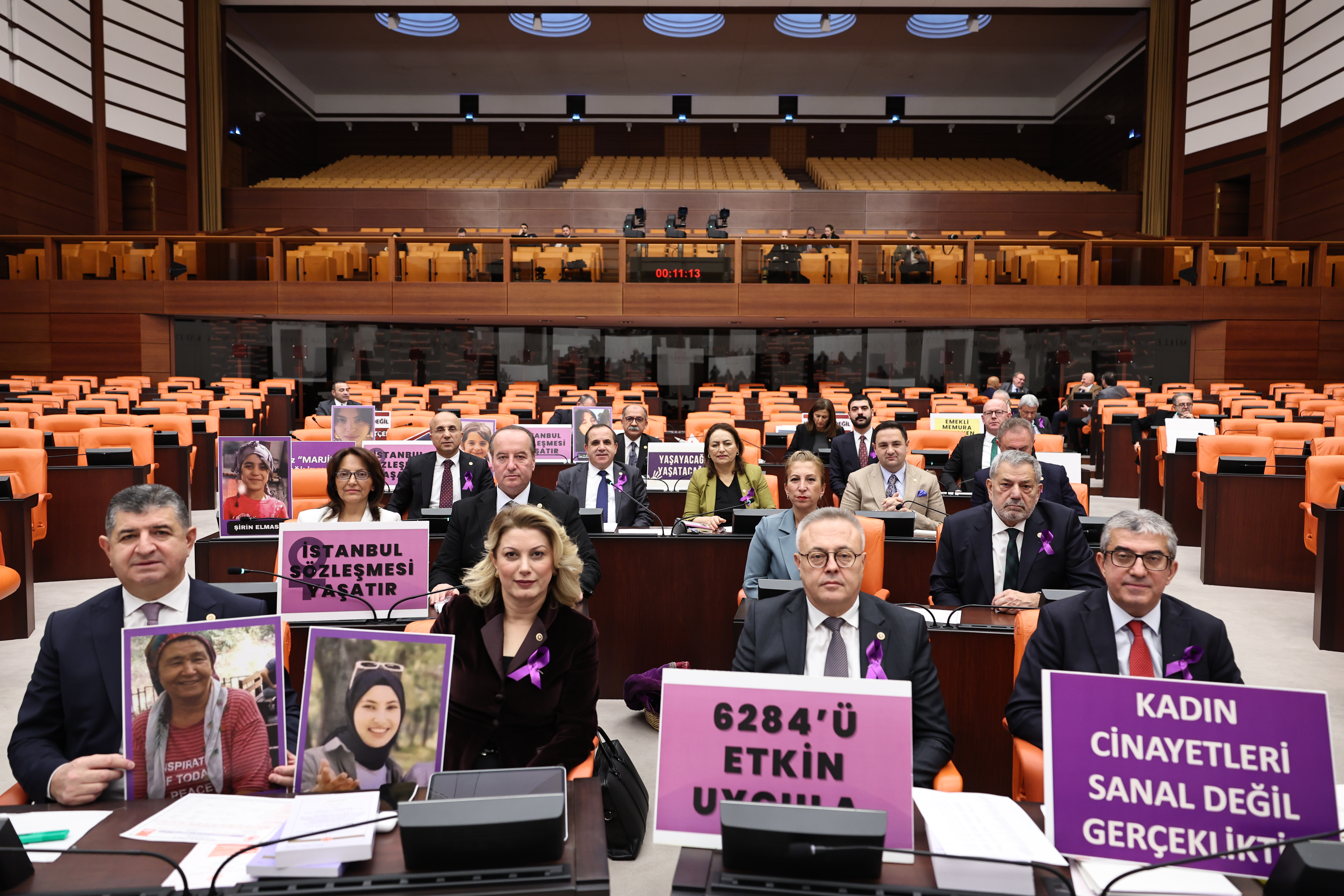 Eğitim bütçesi ile faize verdiğiniz para aşağı yukarı aynı, üstelik de bunu burada övünme vesilesi yapabiliyorsunuz. İnsan ancak pes der!