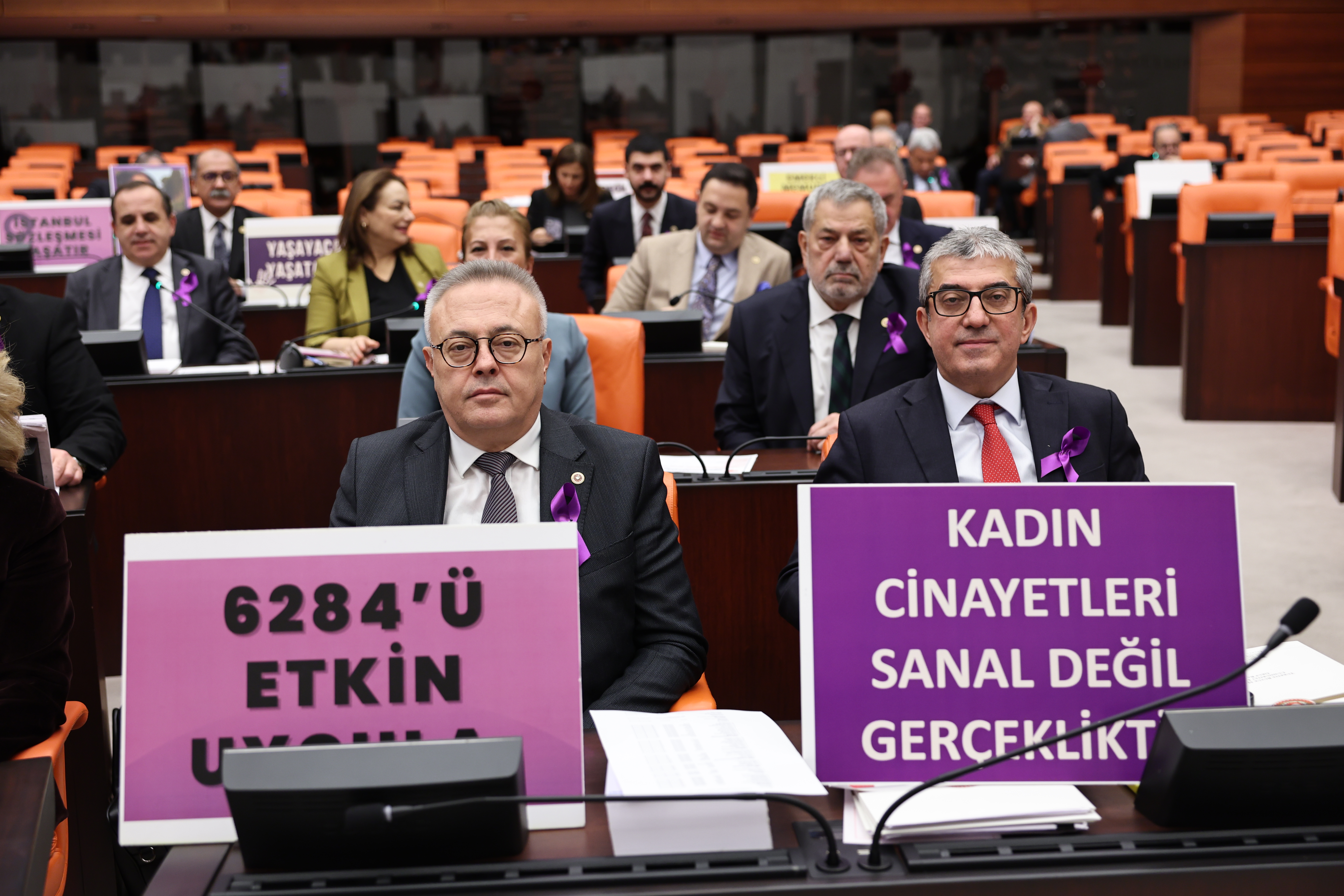 Eğitim bütçesi ile faize verdiğiniz para aşağı yukarı aynı, üstelik de bunu burada övünme vesilesi yapabiliyorsunuz. İnsan ancak pes der!