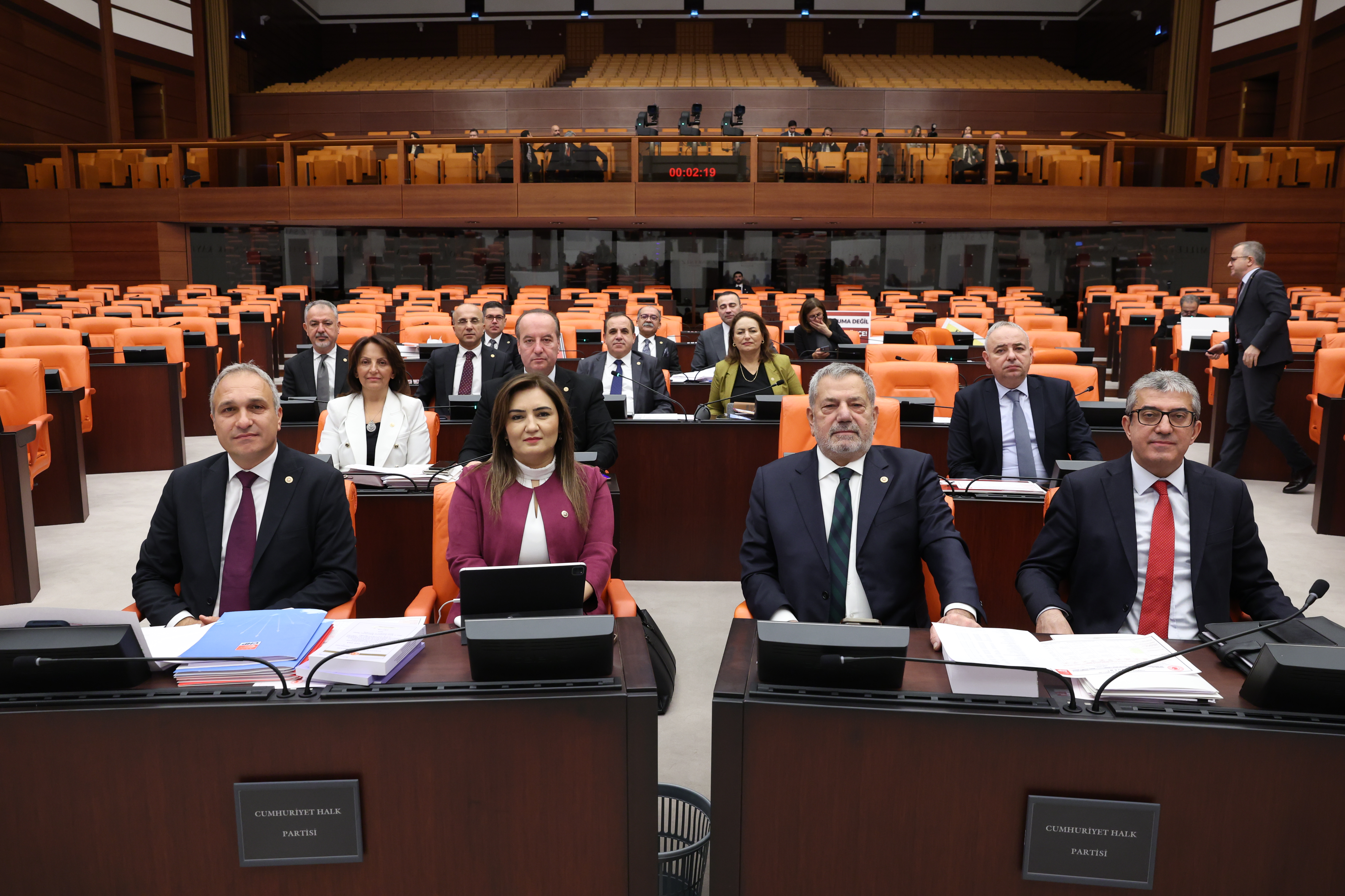 Eğitim bütçesi ile faize verdiğiniz para aşağı yukarı aynı, üstelik de bunu burada övünme vesilesi yapabiliyorsunuz. İnsan ancak pes der!