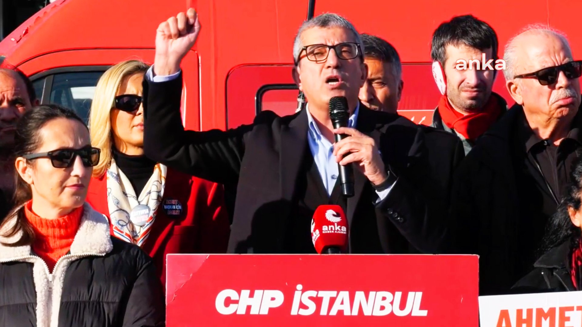 Esenyurt Belediye Başkanı Ahmet Özer’in tutuklanarak yerine kayyum atanmasına karşı CHP’lilerin ilçede başlattığı Demokrasi Nöbeti sürüyor.