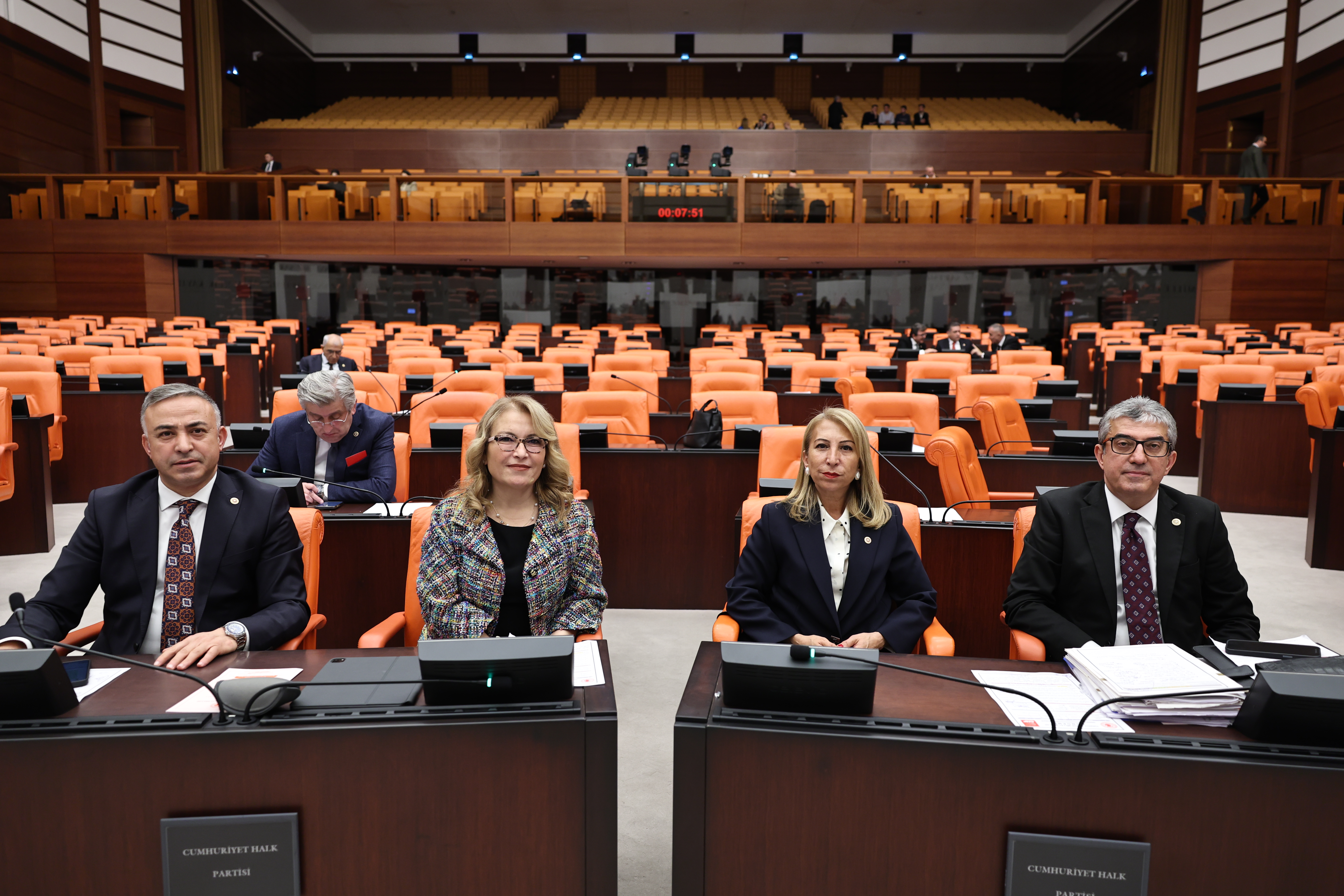 Bolu Kartalkaya'da meydana gelen yangın faciasına ilişkin araştırma önergesi hakkında CHP Grup Başkanvekili Gökhan Günaydın "Turizm Bakanında biraz vicdan varsa, onuru olsa uyuyamaz ve istifa eder" ifadesini kullandı.