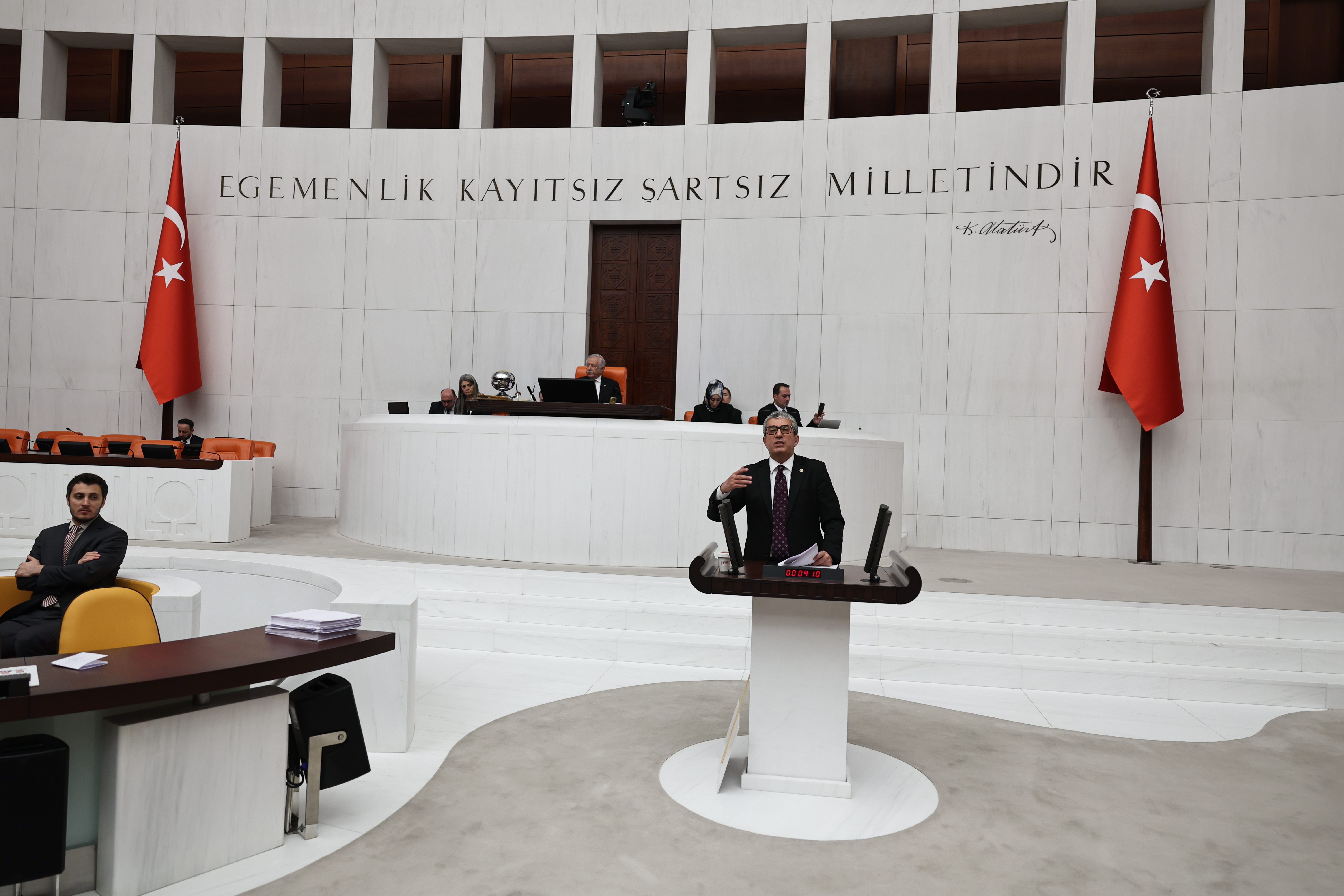 Bolu Kartalkaya'da meydana gelen yangın faciasına ilişkin araştırma önergesi hakkında CHP Grup Başkanvekili Gökhan Günaydın "Turizm Bakanında biraz vicdan varsa, onuru olsa uyuyamaz ve istifa eder" ifadesini kullandı.
