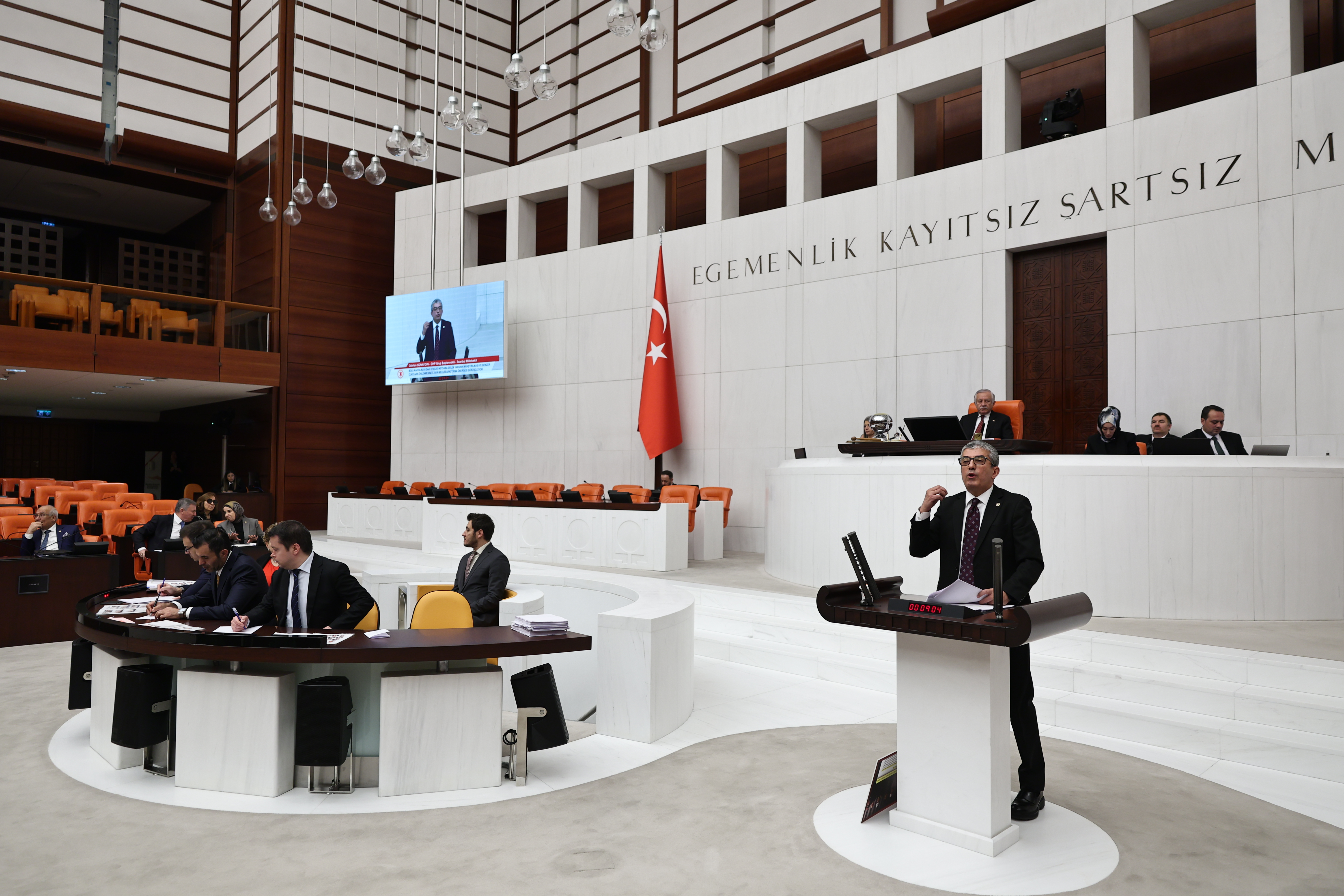 Bolu Kartalkaya'da meydana gelen yangın faciasına ilişkin araştırma önergesi hakkında CHP Grup Başkanvekili Gökhan Günaydın "Turizm Bakanında biraz vicdan varsa, onuru olsa uyuyamaz ve istifa eder" ifadesini kullandı.