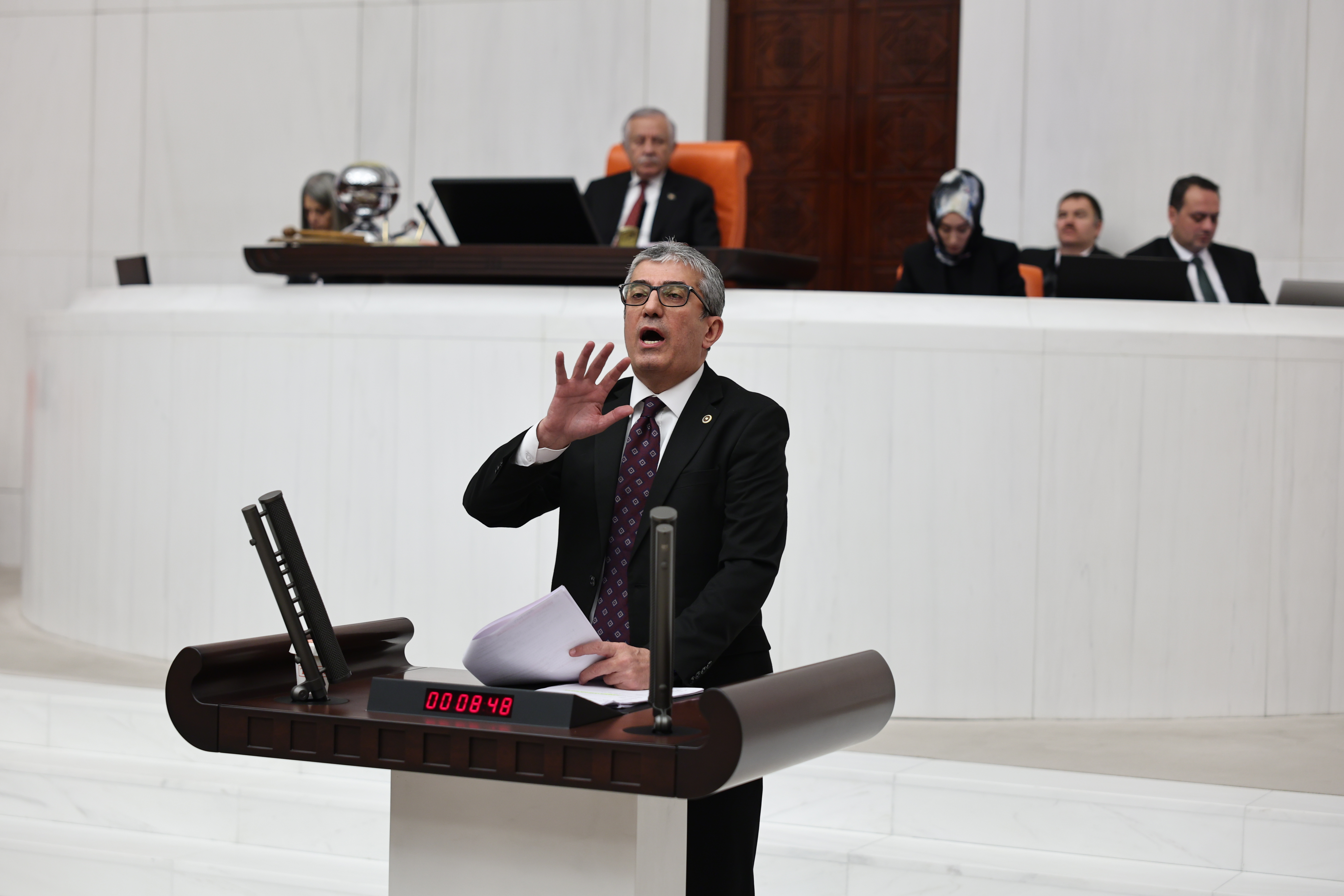 Bolu Kartalkaya'da meydana gelen yangın faciasına ilişkin araştırma önergesi hakkında CHP Grup Başkanvekili Gökhan Günaydın "Turizm Bakanında biraz vicdan varsa, onuru olsa uyuyamaz ve istifa eder" ifadesini kullandı.