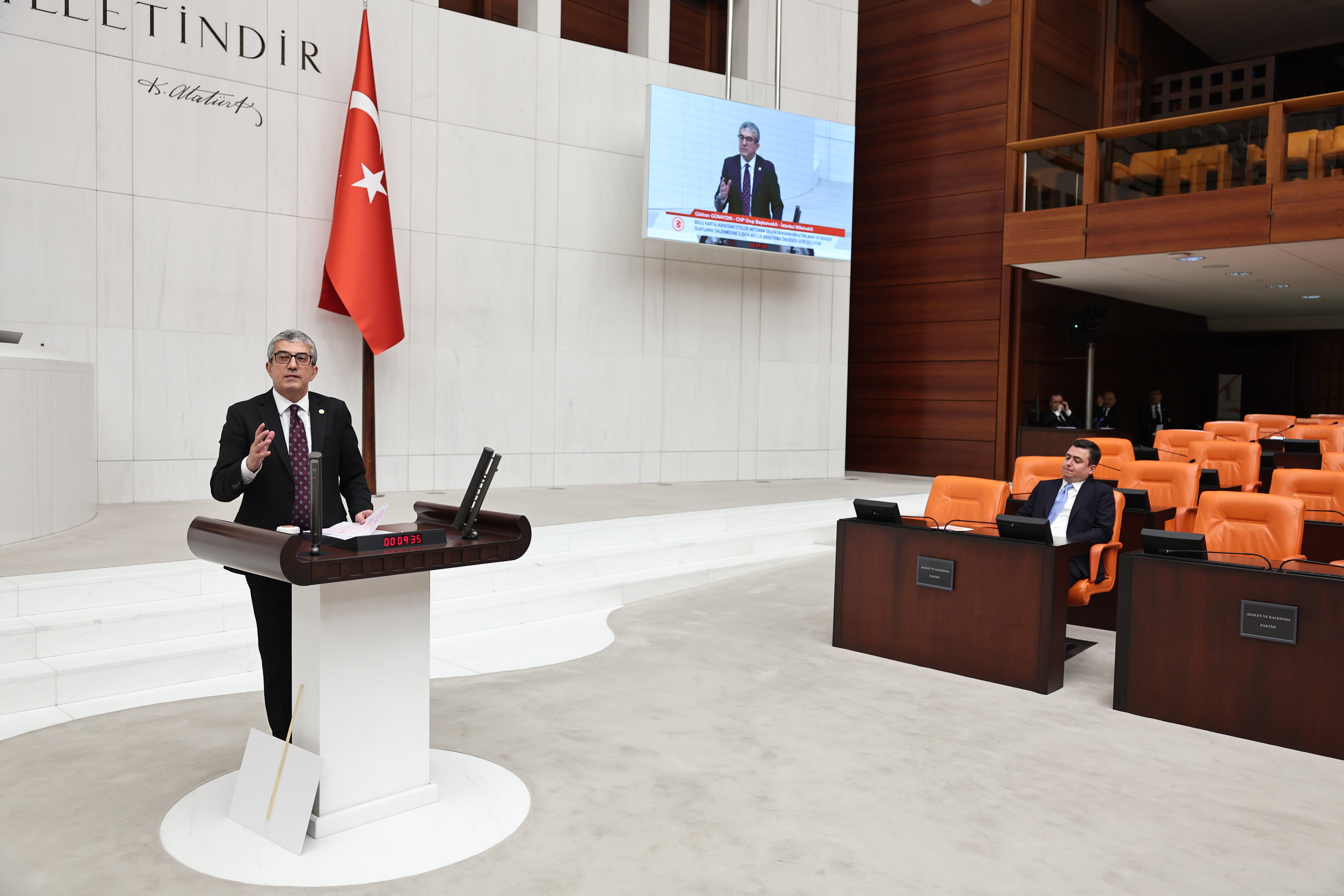 Bolu Kartalkaya'da meydana gelen yangın faciasına ilişkin araştırma önergesi hakkında CHP Grup Başkanvekili Gökhan Günaydın "Turizm Bakanında biraz vicdan varsa, onuru olsa uyuyamaz ve istifa eder" ifadesini kullandı.