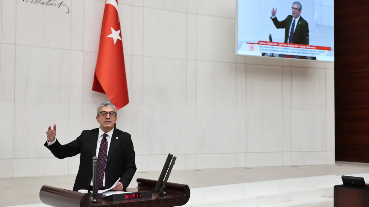 Bolu Kartalkaya'da meydana gelen yangın faciasına ilişkin araştırma önergesi hakkında CHP Grup Başkanvekili Gökhan Günaydın "Turizm Bakanında biraz vicdan varsa, onuru olsa uyuyamaz ve istifa eder" ifadesini kullandı.