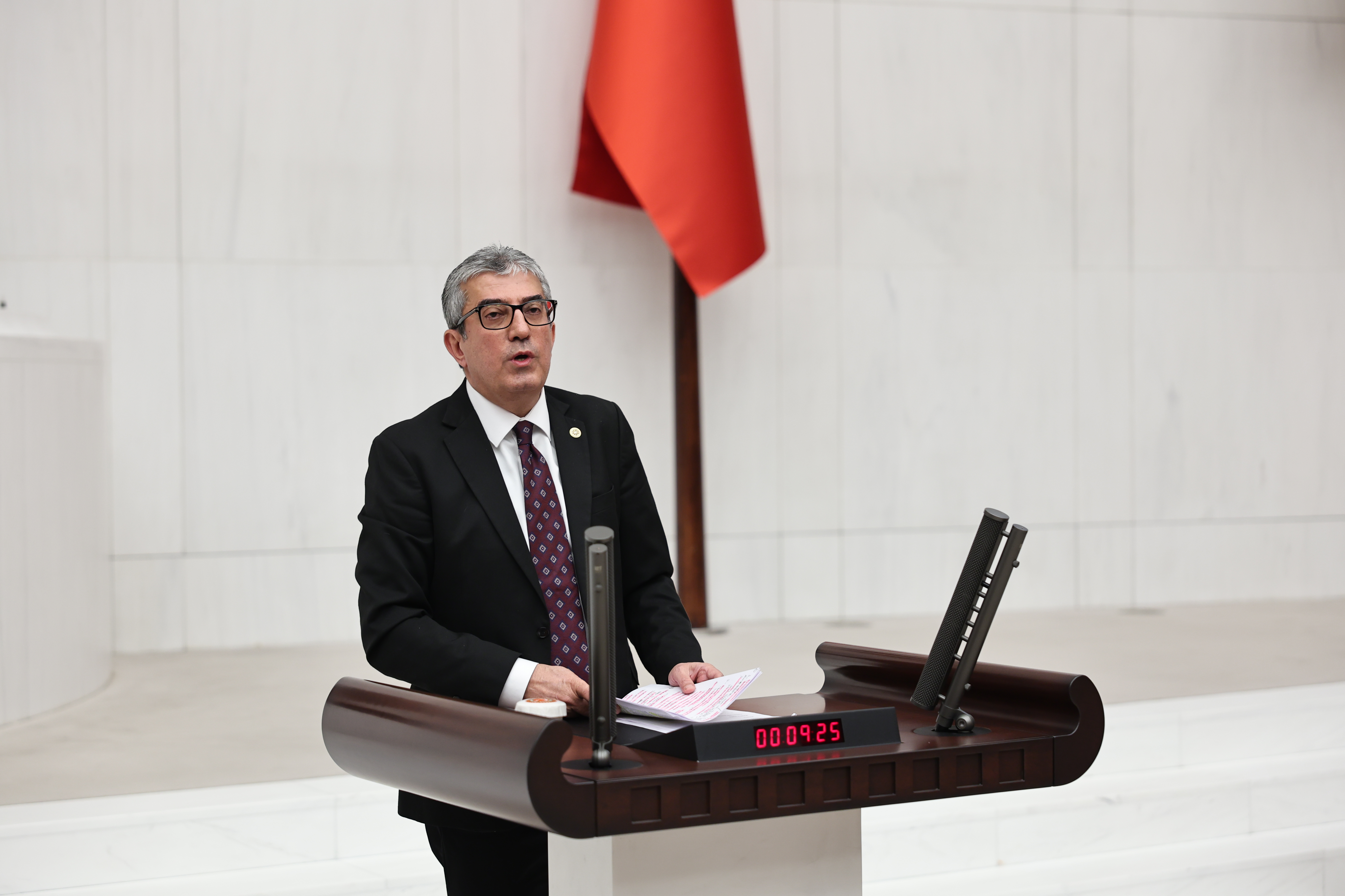 Bolu Kartalkaya'da meydana gelen yangın faciasına ilişkin araştırma önergesi hakkında CHP Grup Başkanvekili Gökhan Günaydın "Turizm Bakanında biraz vicdan varsa, onuru olsa uyuyamaz ve istifa eder" ifadesini kullandı.