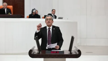 Bolu Kartalkaya'da meydana gelen yangın faciasına ilişkin araştırma önergesi hakkında CHP Grup Başkanvekili Gökhan Günaydın "Turizm Bakanında biraz vicdan varsa, onuru olsa uyuyamaz ve istifa eder" ifadesini kullandı.