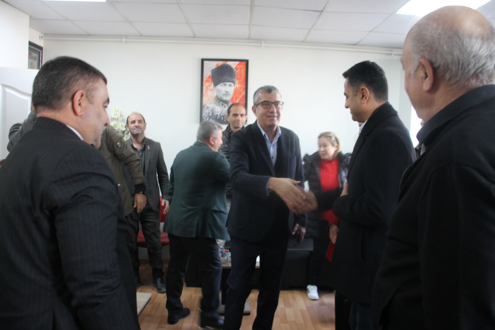 Esenyurt Belediye Başkanı Ahmet Özer’in tutuklanarak yerine kayyum atanmasına karşı CHP’lilerin ilçede başlattığı Demokrasi Nöbeti sürüyor.