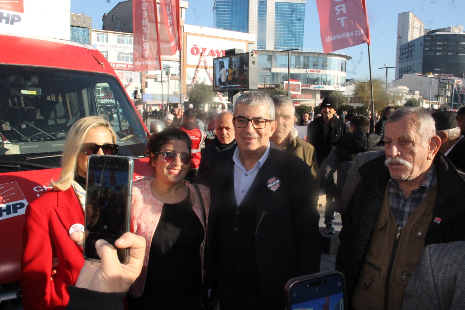 Esenyurt Belediye Başkanı Ahmet Özer’in tutuklanarak yerine kayyum atanmasına karşı CHP’lilerin ilçede başlattığı Demokrasi Nöbeti sürüyor.