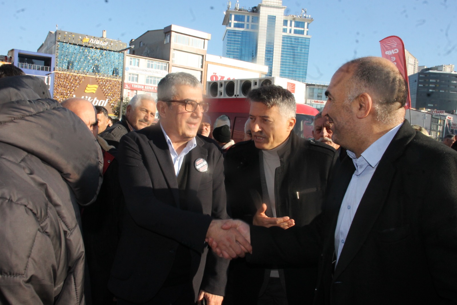 Esenyurt Belediye Başkanı Ahmet Özer’in tutuklanarak yerine kayyum atanmasına karşı CHP’lilerin ilçede başlattığı Demokrasi Nöbeti sürüyor.