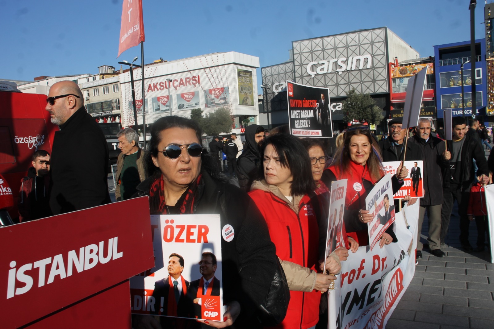 Esenyurt Belediye Başkanı Ahmet Özer’in tutuklanarak yerine kayyum atanmasına karşı CHP’lilerin ilçede başlattığı Demokrasi Nöbeti sürüyor.