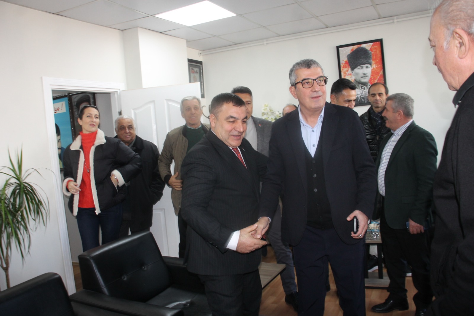 Esenyurt Belediye Başkanı Ahmet Özer’in tutuklanarak yerine kayyum atanmasına karşı CHP’lilerin ilçede başlattığı Demokrasi Nöbeti sürüyor.