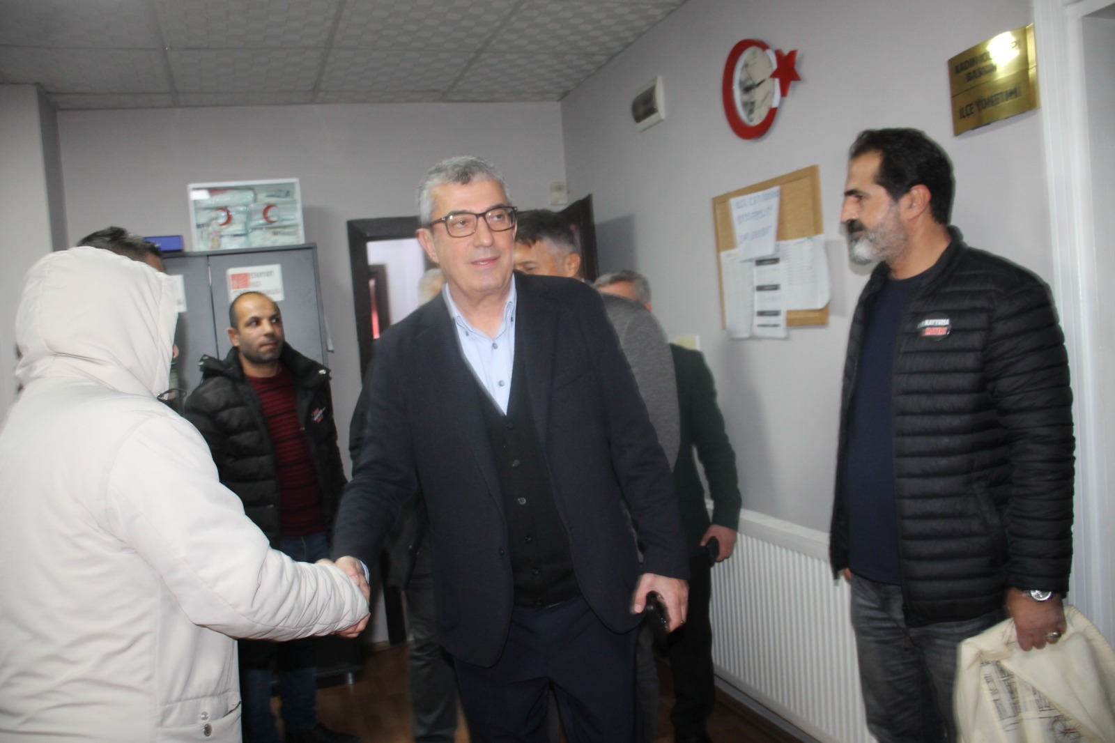 Esenyurt Belediye Başkanı Ahmet Özer’in tutuklanarak yerine kayyum atanmasına karşı CHP’lilerin ilçede başlattığı Demokrasi Nöbeti sürüyor.