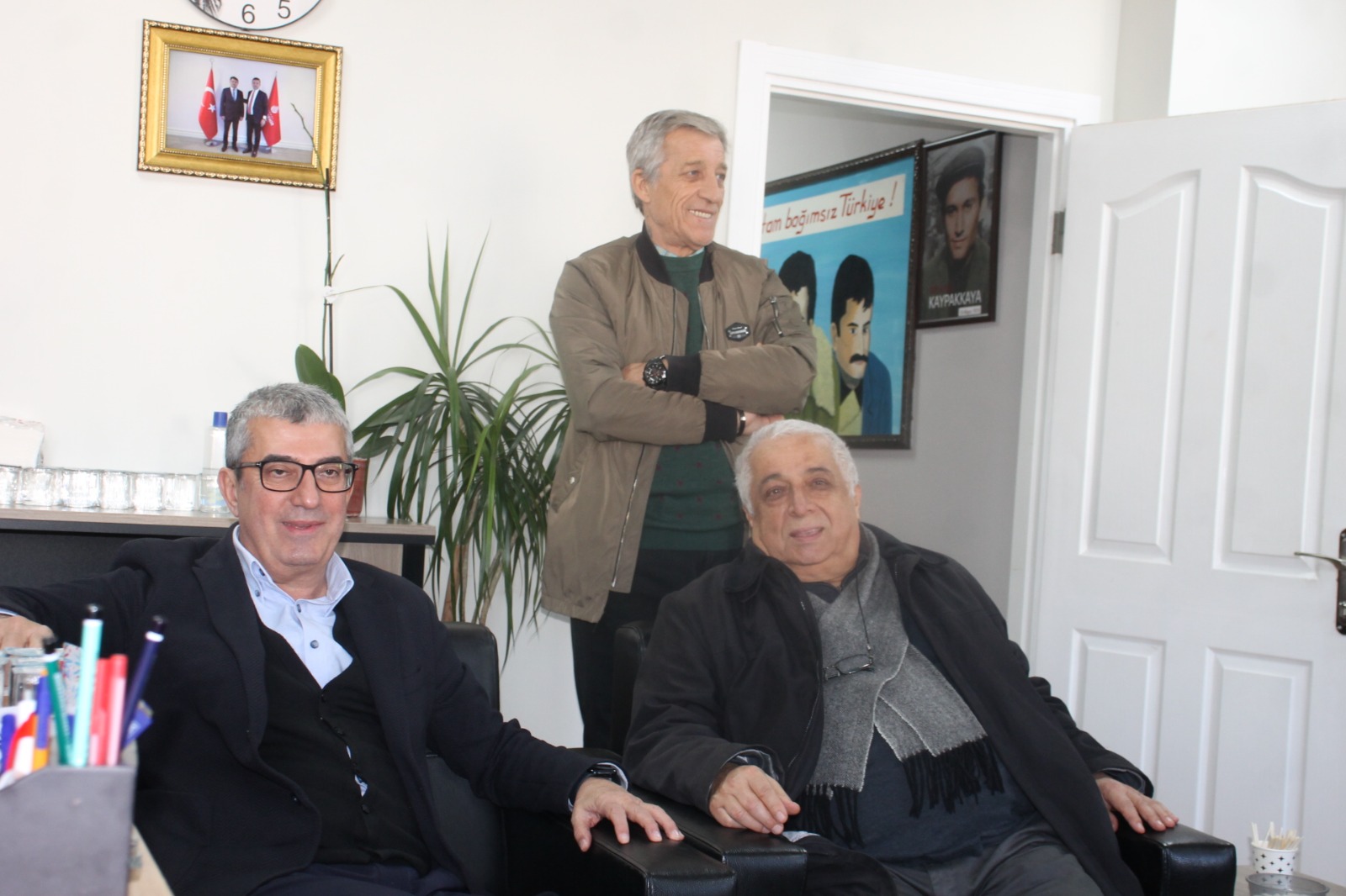 Esenyurt Belediye Başkanı Ahmet Özer’in tutuklanarak yerine kayyum atanmasına karşı CHP’lilerin ilçede başlattığı Demokrasi Nöbeti sürüyor.