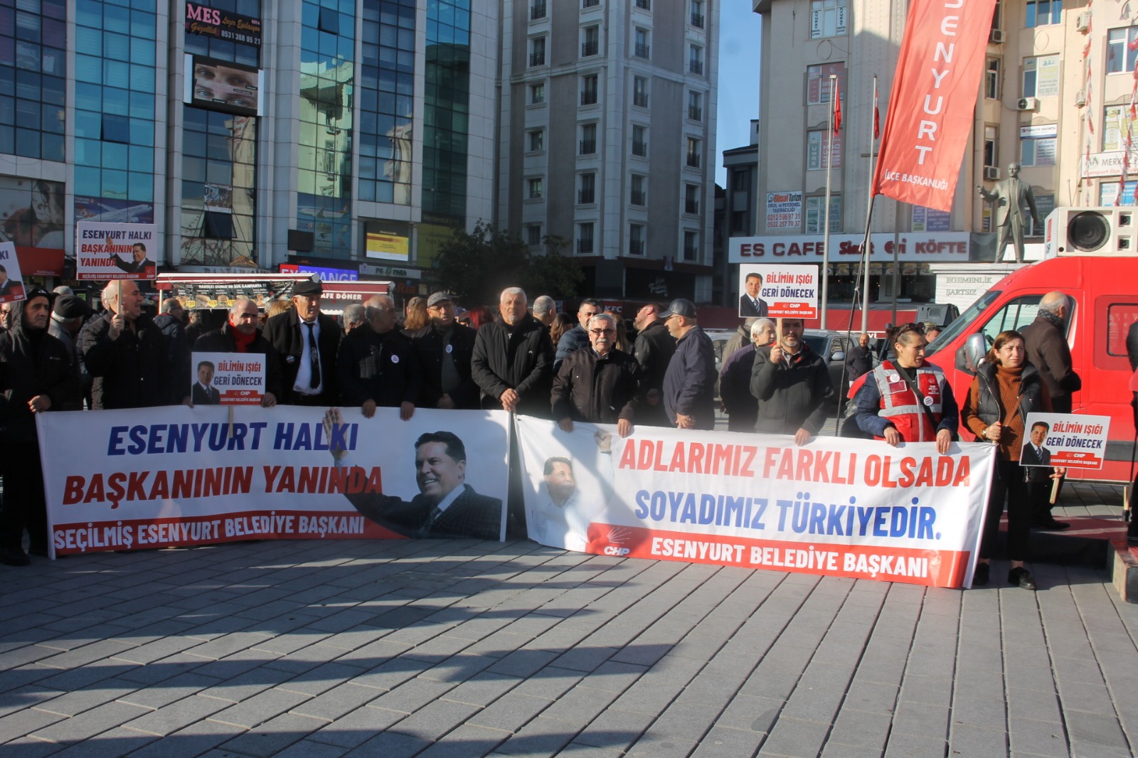 Esenyurt Belediye Başkanı Ahmet Özer’in tutuklanarak yerine kayyum atanmasına karşı CHP’lilerin ilçede başlattığı Demokrasi Nöbeti sürüyor.