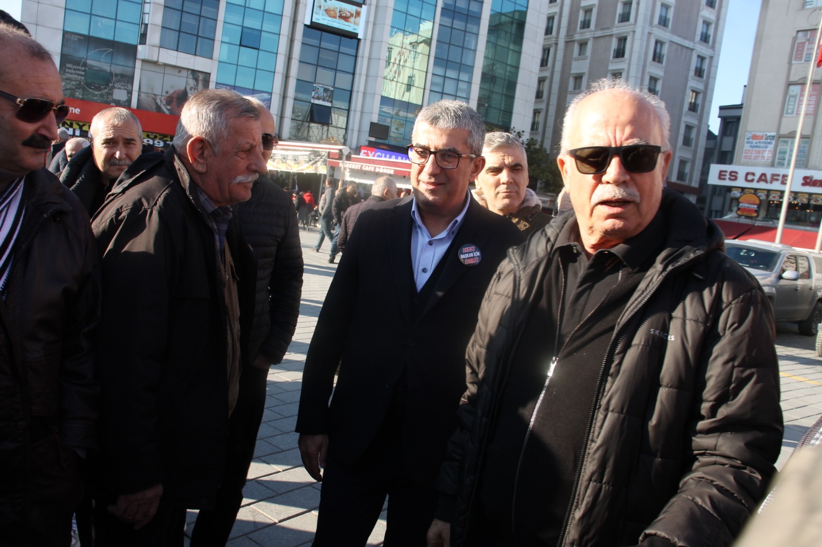 Esenyurt Belediye Başkanı Ahmet Özer’in tutuklanarak yerine kayyum atanmasına karşı CHP’lilerin ilçede başlattığı Demokrasi Nöbeti sürüyor.