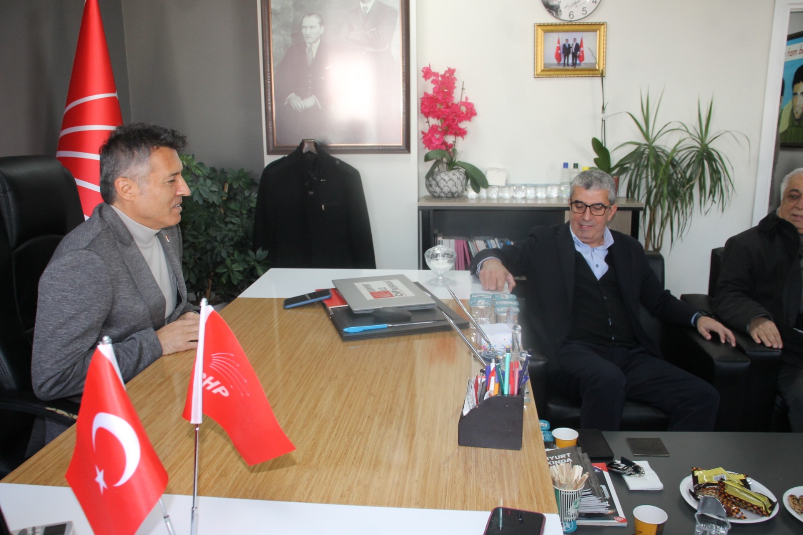 Esenyurt Belediye Başkanı Ahmet Özer’in tutuklanarak yerine kayyum atanmasına karşı CHP’lilerin ilçede başlattığı Demokrasi Nöbeti sürüyor.
