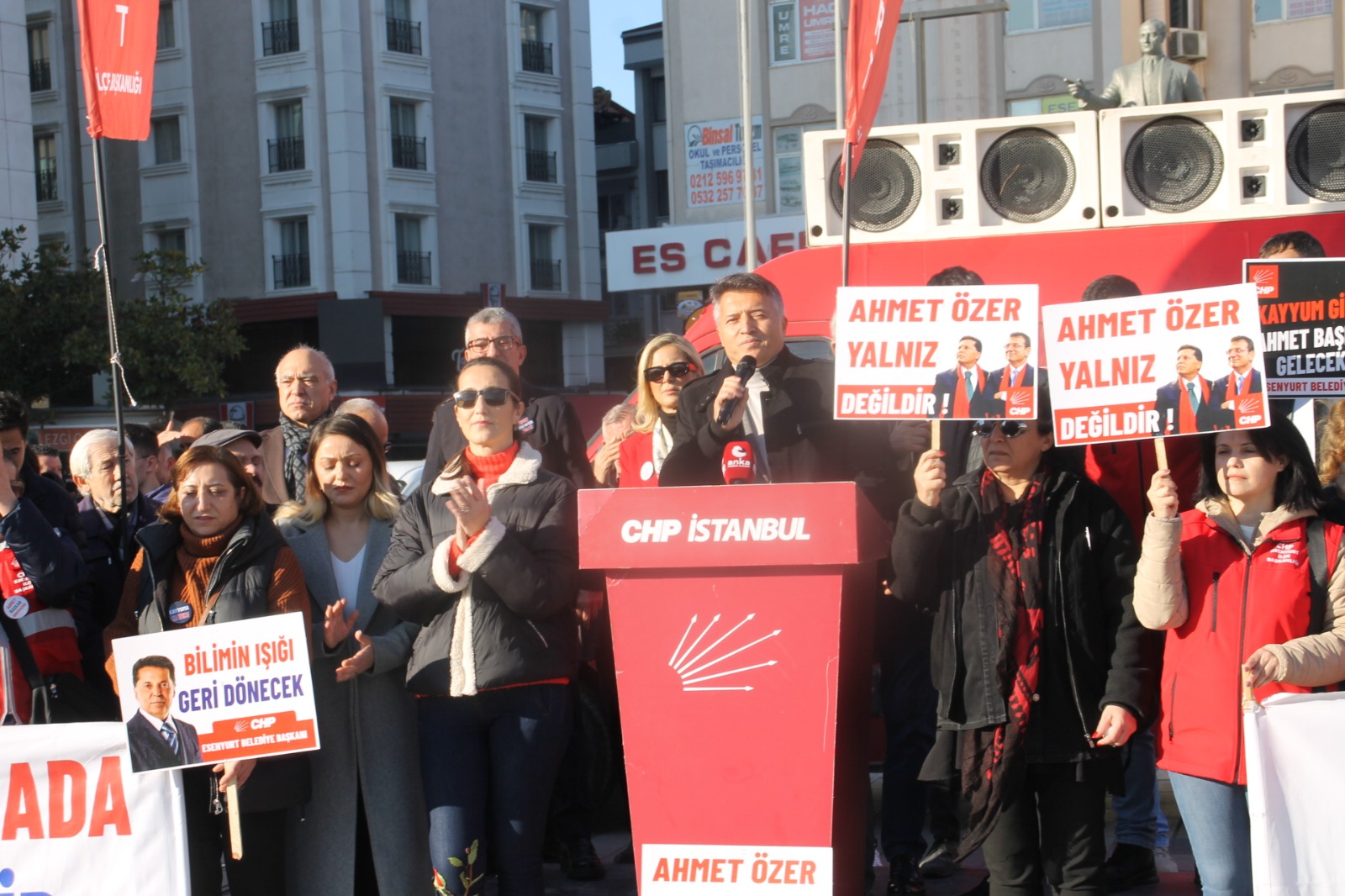 Esenyurt Belediye Başkanı Ahmet Özer’in tutuklanarak yerine kayyum atanmasına karşı CHP’lilerin ilçede başlattığı Demokrasi Nöbeti sürüyor.