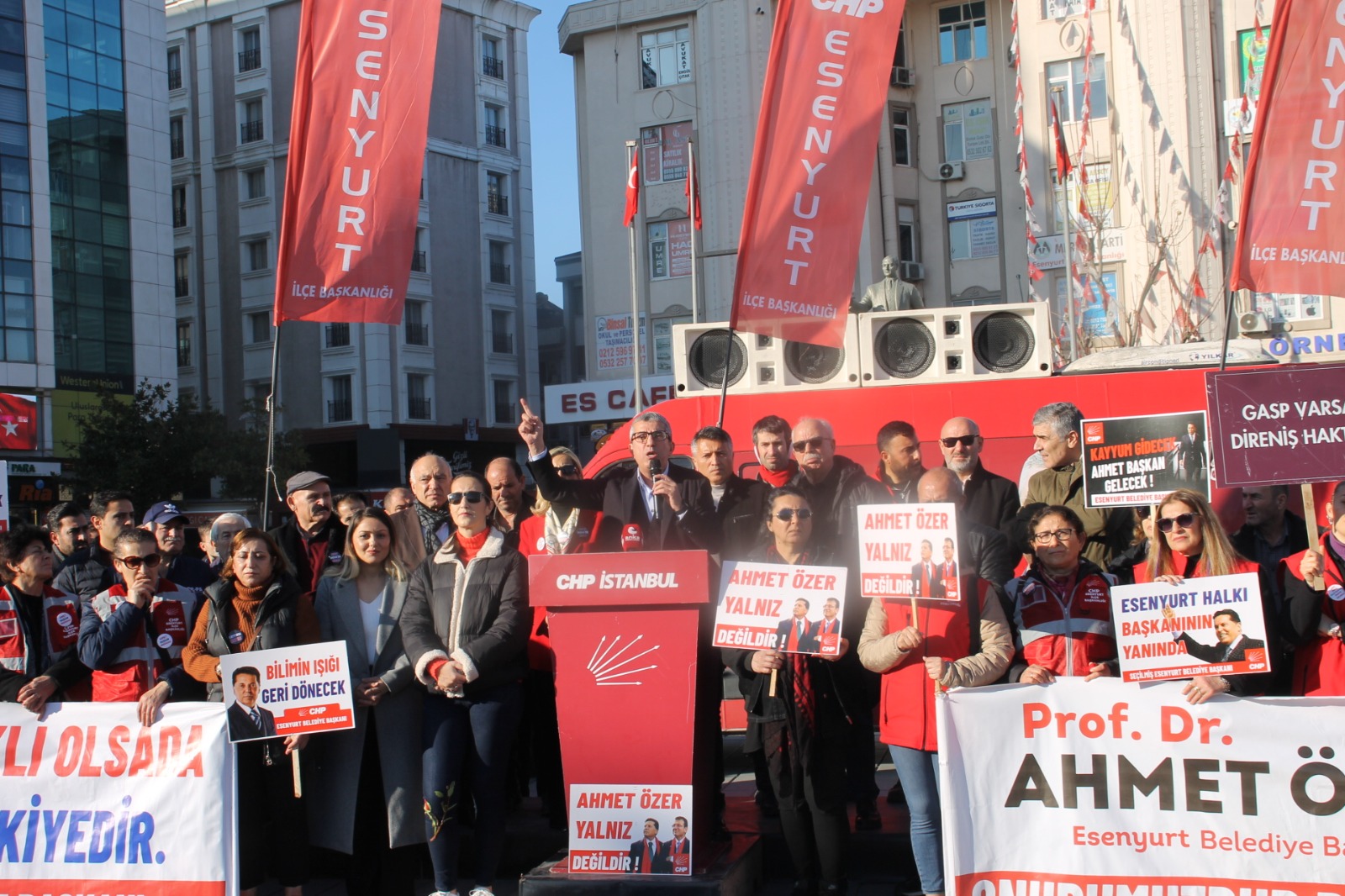 Esenyurt Belediye Başkanı Ahmet Özer’in tutuklanarak yerine kayyum atanmasına karşı CHP’lilerin ilçede başlattığı Demokrasi Nöbeti sürüyor.
