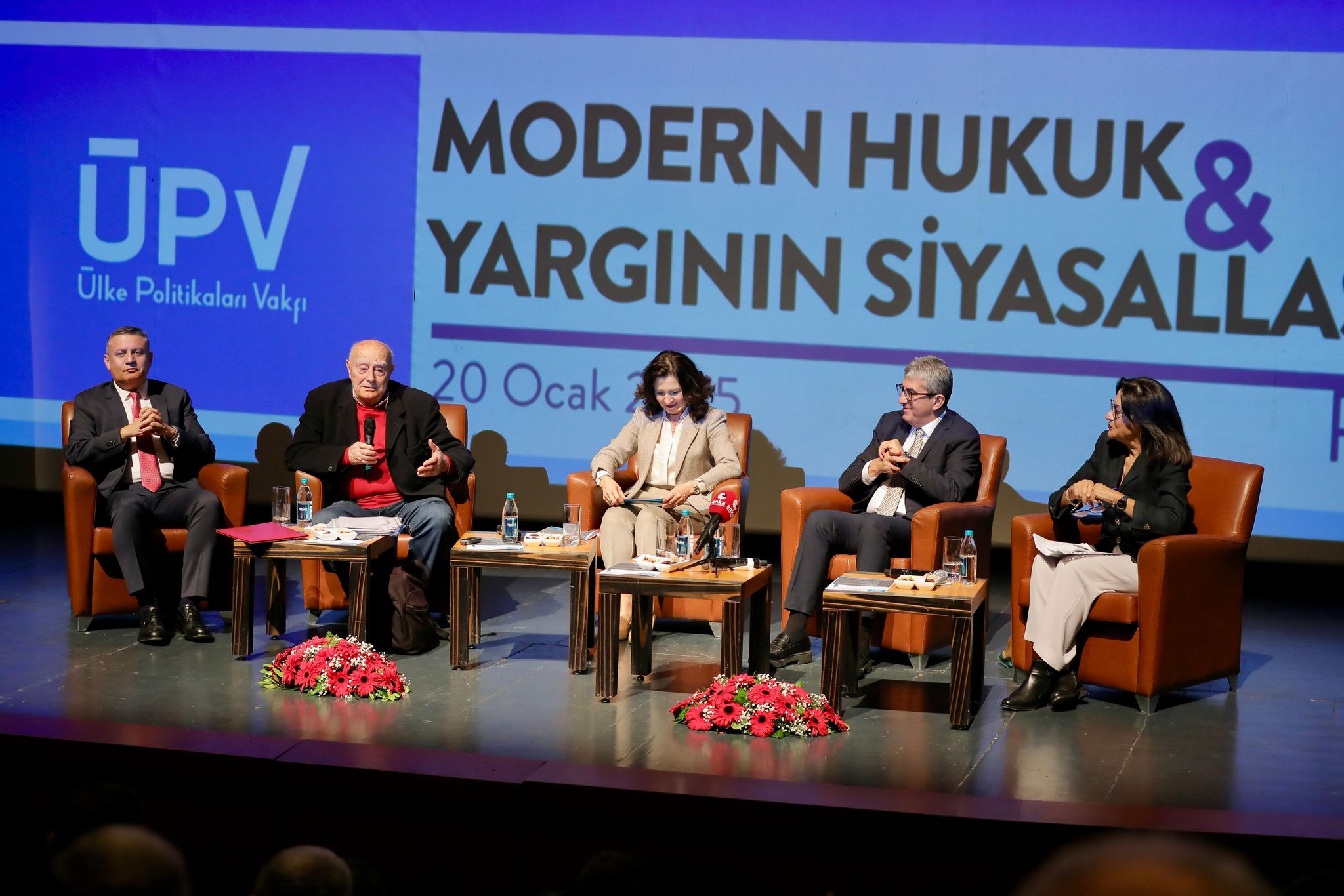 CHP Grup Başkanvekili Gökhan Günaydın, “Modern Hukuk ve Yargının Siyasallaşması” panelinde İBB Başkanı Ekrem İmamoğlu hakkında soruşturma başlatıldığını söyledi.